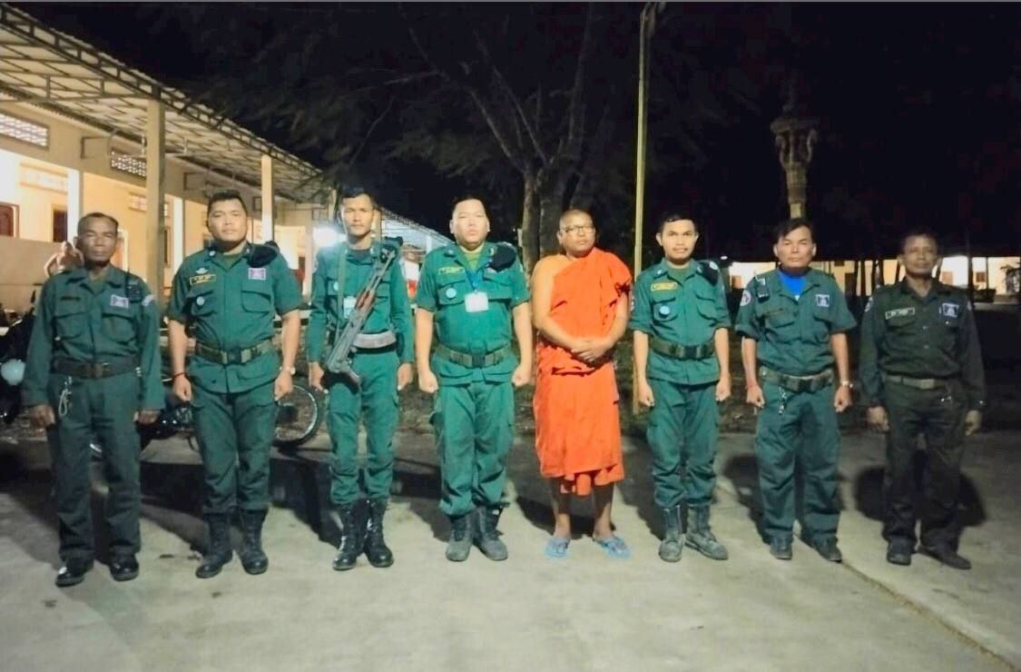 លោកវរសេនីយ៍ត្រី ព្រំ ឆើយ នាយប៉ុស្តិ៍នគរបាលរដ្ឋបាលឃុំស្រែអំបិល បានបញ្ចុះកម្លាំងប៉ុស្ដិ៍រដ្ឋបាលស្រែអំបិល ប្រចាំការនៅប៉ុស្តិ៍ និងចុះ ល្បាតតាមភូមិ ដេីម្បីការពារសន្ដិសុខ សណ្ដាប់ធ្នាប់ សុខសុវត្ថិភាព ជូនប្រជាពលរដ្ឋ ក្នុងមូលដ្ឋាន​ ក្នុងឃុំស្រែអំបិល