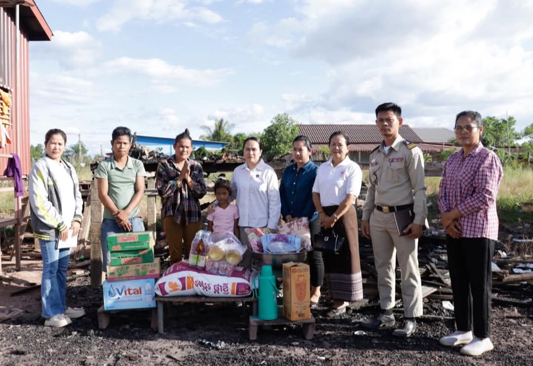 លោកស្រី អ៉ី នារីនេត អភិបាលរង នៃគណៈអភិបាលខេត្តកោះកុង តំណាងលោកជំទាវអភិបាលខេត្ត បាននាំយកថវិកា និងគ្រឿងឧបភោគ បរិភោគ ផ្តល់ជូនប្រជាពលរដ្ឋចំនួន ១គ្រួសារ ដែលបានរងគ្រោះដោយអគ្គីភ័យឆេះផ្ទះ ស្ថិតនៅភូមិ១ សង្កាត់ស្មាច់មានជ័យ ក្រុងខេមរភូមិន្ទ ខេត្តកោះកុង
