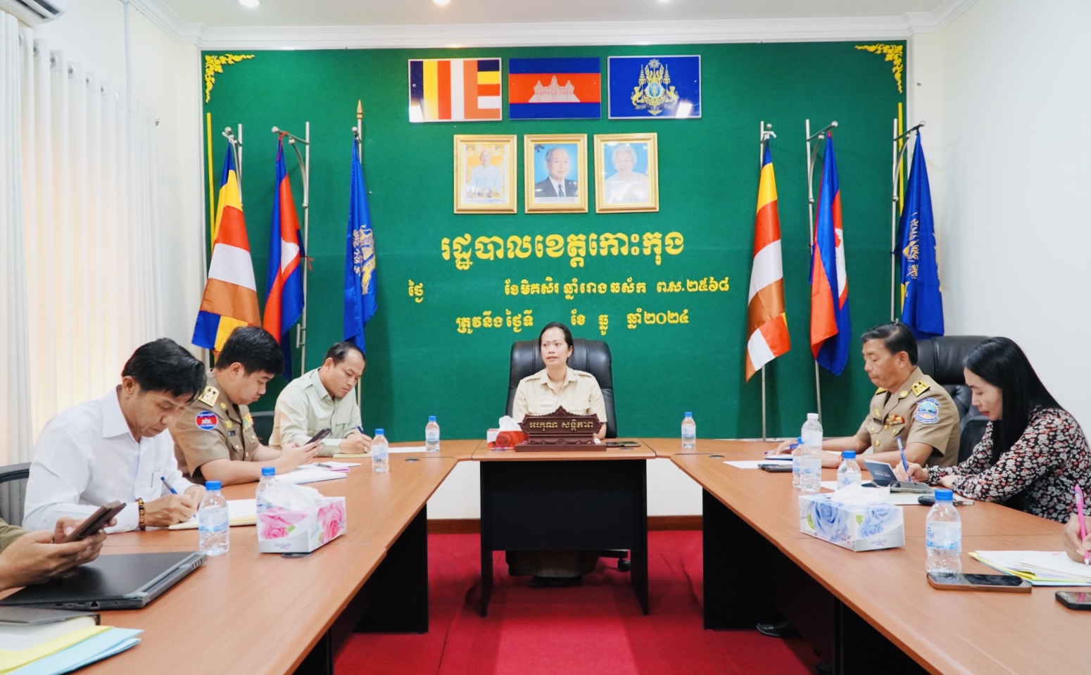 លោកស្រី ឈី វ៉ា អភិបាលរង នៃគណៈអភិបាលខេត្តកោះកុង បានអញ្ជើញជាអធិបតី ដឹកនាំកិច្ចប្រជុំត្រៀមរៀបចំ សម្រាប់ពិធីពិនិត្យ ព្យាបាលជំងឺ និងផ្តល់សេវាពិនិត្យ ព្យាបាលដោយឥតគិតថ្លៃជូនប្រជាពលរដ្ឋក្នុងខេត្តកោះកុងរបស់ក្រុមគ្រូពេទ្យស្ម័គ្រចិត្ត ឯកឧត្តម ហ៊ុន ម៉ានី