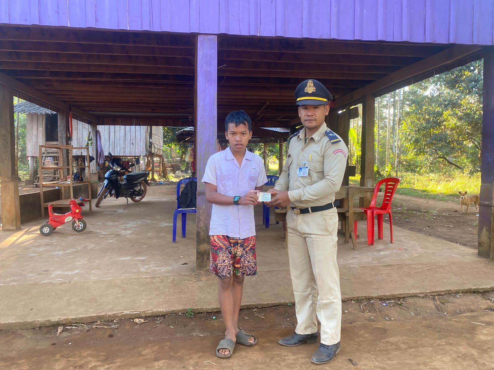 កម្លាំងប៉ុស្តិ៍នគរបាលរដ្ឋបាលឃុំតាទៃលើ បានចុះល្បាត ក្នុងមូលដ្ឋាននិងចែកអត្តសញ្ញានប័ណ្ណសញ្ជាតិខ្មែរជូនប្រជាពលរដ្ឋ
