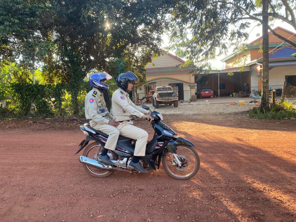 កម្លាំងប៉ុស្តិ៍នគរបាលរដ្ឋបាលឃុំតាទៃលើ បានចុះល្បាត ក្នុងមូលដ្ឋាននិងចែកសៀវភៅស្នាក់នៅ(ក២)