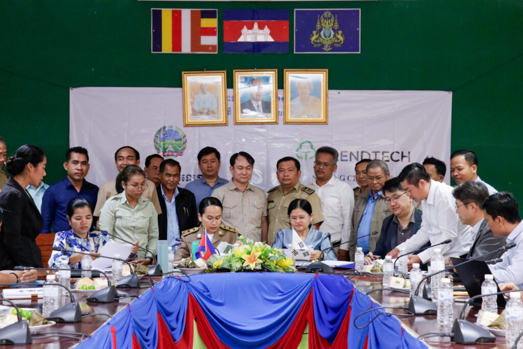 លោក ចេង មុនីរិទ្ធ អភិបាល នៃគណៈអភិបាលស្រុកគិរីសាគរ បានដឹកនាំលោក រៀម រុំ មេឃុំព្រែកខ្សាច់ បានអញ្ជើញចូលរួម ពិធីចុះហត្ថលេខា លើកិច្ចព្រមព្រៀងកិច្ចសហប្រតិបត្តិការស្តីពីការដាំ និងស្តារព្រៃកោងកាង រដ្ឋបាលជលផល និងមន្ទីរកសិកម្ម រុក្ខាប្រមាញ់ និង នេសាទខេត្តកោះកុង សហការ ជាមួយក្រុមហ៊ុន Trendlech