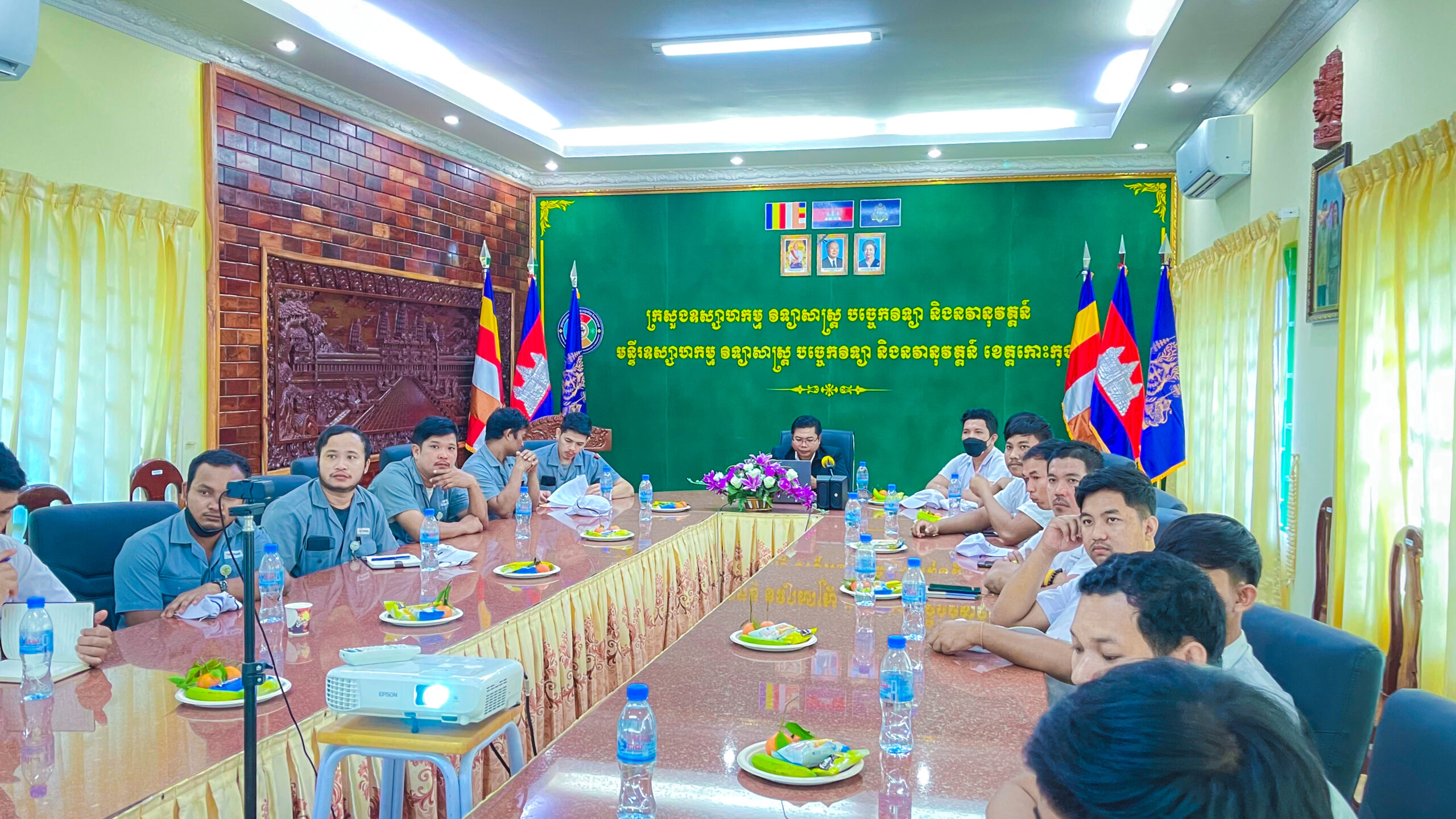 លោក​ ហោ​ ស៊ីនួន​ អនុប្រធានមន្ទីរ​ឧស្សាហកម្ម​វិទ្យាសាស្ត្រ​ បច្ចេកវិទ្យា​ និងនវានុវត្តន៍ខេត្តកោះកុង​ តំណាងឱ្យលោកប្រធានមន្ទីរ​ បានដឹកនាំ និងសម្របសម្រួលជូនបុគ្គលិក​ កម្មករ​ រោងចក្រ យ៉ាហ្សាគី​ Yazaki (Cambodia) Products Co.,Ltd​ ចូលរួមវគ្គបណ្តុះបណ្តាលស្តីពីសុវត្ថិភាពឧស្សាហកម្ម​​ តាមប្រព័ន្ធអនឡាញ​