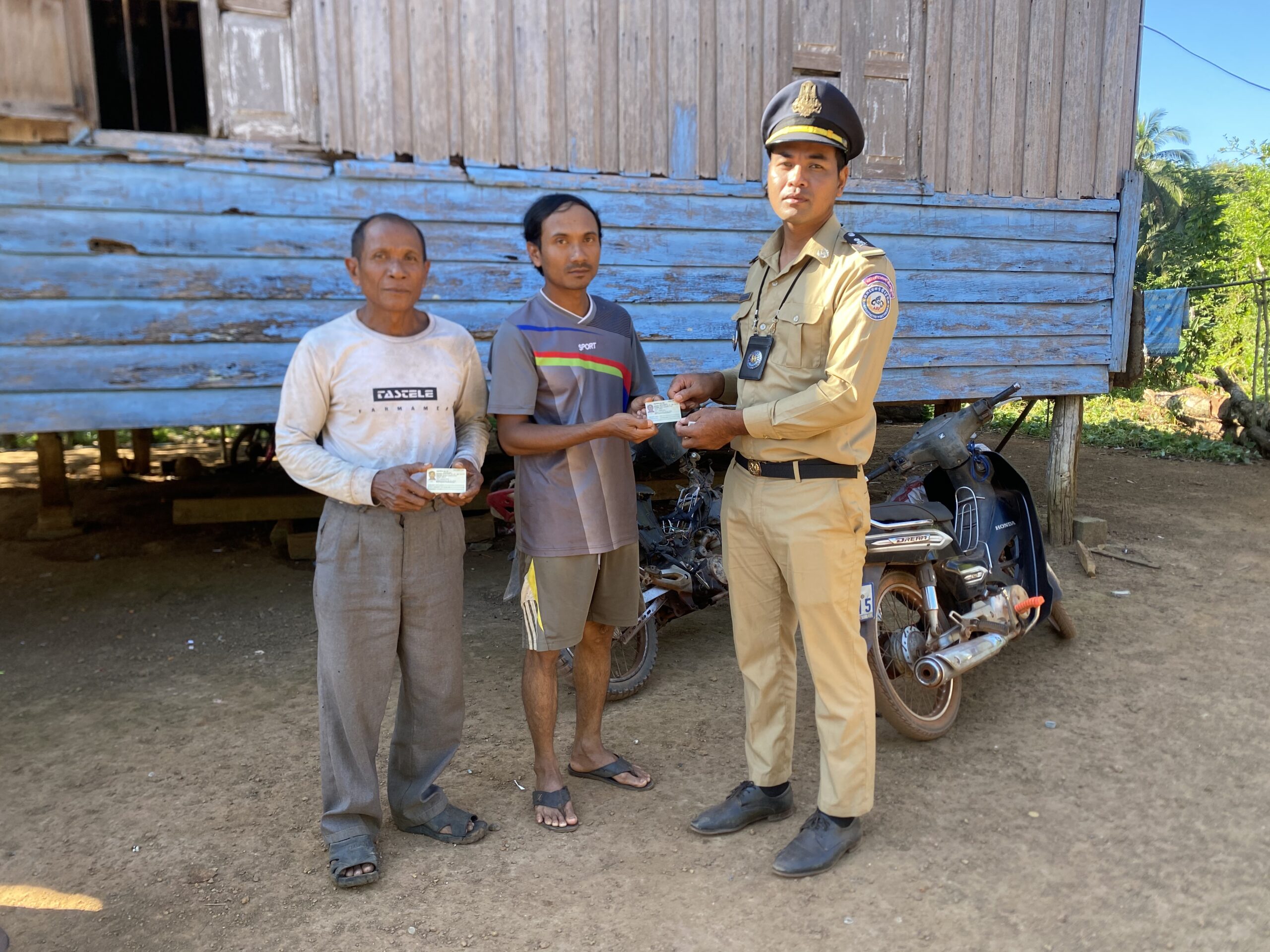 កម្លាំងប៉ុស្តិ៍នគរបាលរដ្ឋបាលឃុំជីផាត បានចុះល្បាតក្នុងមូលដ្ឋាន ចែកអត្តសញ្ញាណប័ណ្ណសញ្ជាតិខ្មែរនិងបានផ្តល់ឡើងវិញនៅអត្តសញ្ញាណប័ណ្ណសញ្ជាតិខ្មែរជូនប្រជាពលរដ្ឋ