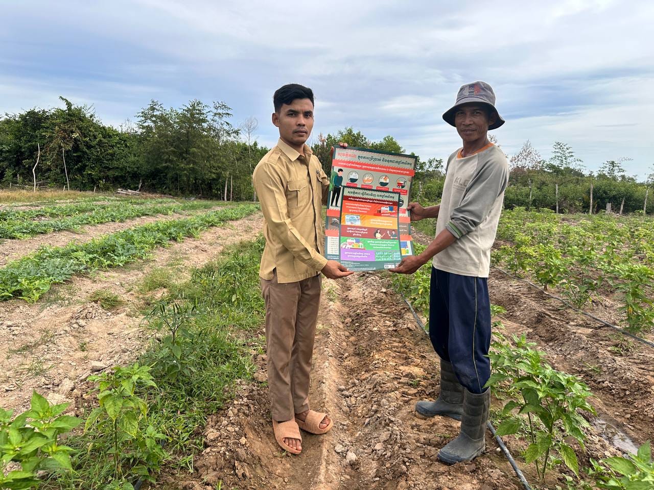 រដ្ឋបាលស្រុកបូទុមសាគរបានចាត់តាំងលោក នាង ពិសិដ្ឋ ប្រធានការិយាល័យកសិកម្ម ធនធានធម្មជាតិ និងបរិស្ថាន ចូលរួមសហកាជាមួយអង្គការមជ្ឈមណ្ឌលម្លប់ព្រហ្មវិហ៊ាធម៌លើគម្រោងការីបដើម្បីចុះពិនិត្យដោះស្រាយបញ្ហាទេស ចែកបណ្ណផ្សព្វផ្សាយពីការប្រើប្រាស់ថ្នាំកសិកម្ម និងណែនាំពីរបៀបទុកដាក់ថ្នាំកសិកម្មឳ្យបានត្រឹមត្រូវដល់កសិករនៅភូមិជីមាល ឃុំអណ្តូងទឹក ស្រុកបូទុមសាគរ