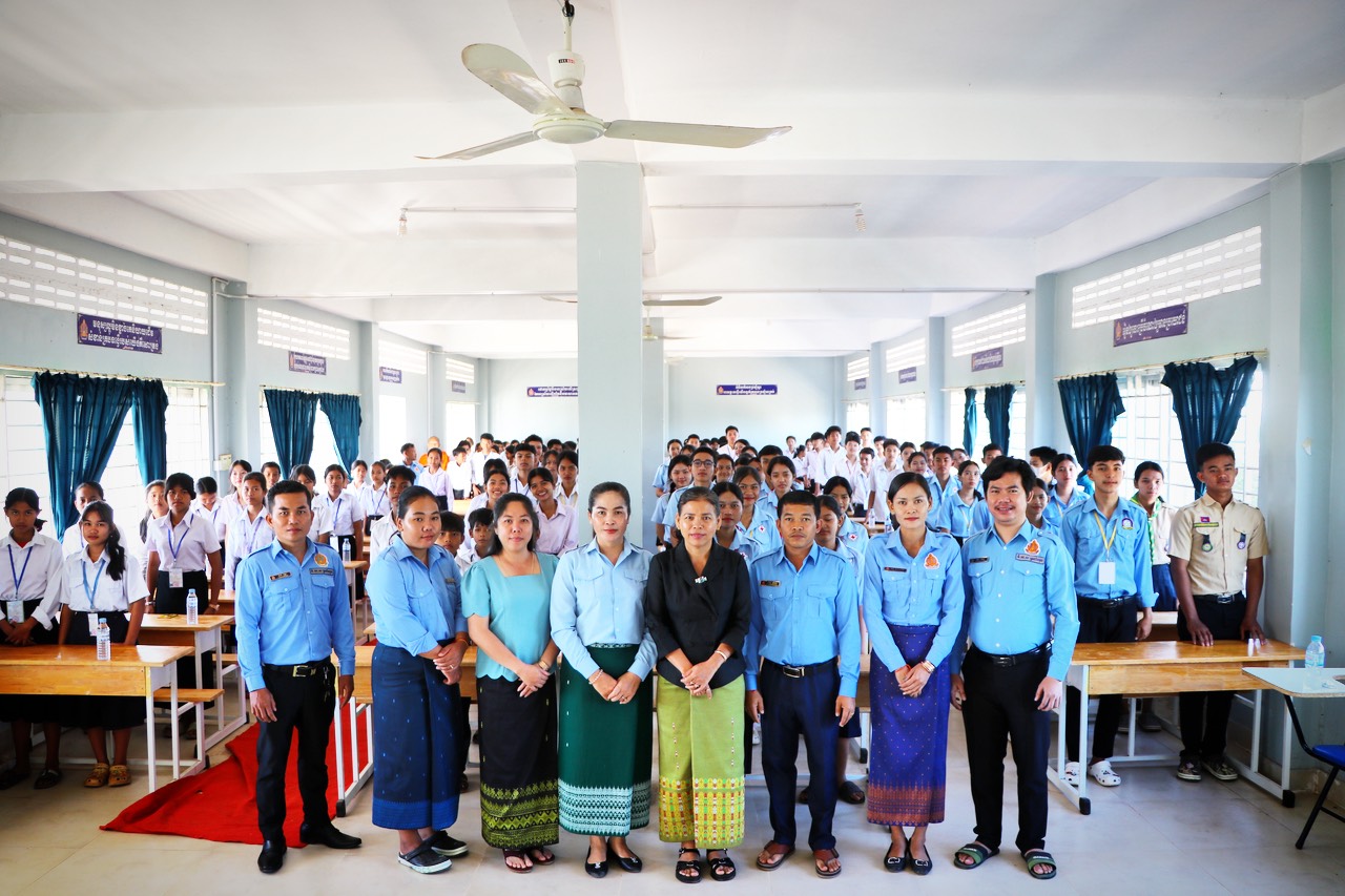 លោកស្រី នាក់ សង អនុប្រធានមន្ទីរអប់រំ យុវជន និងកីឡាខេត្ត បានដឹកនាំក្រុមការងាររៀបចំកិច្ចប្រជុំផ្សព្វផ្សាយដល់លោកគ្រូ អ្នកគ្រូ និងសិស្សានុស្ស ស្តីពីផលប៉ះពាល់ នៃអំពើជួញដូរមនុស្ស