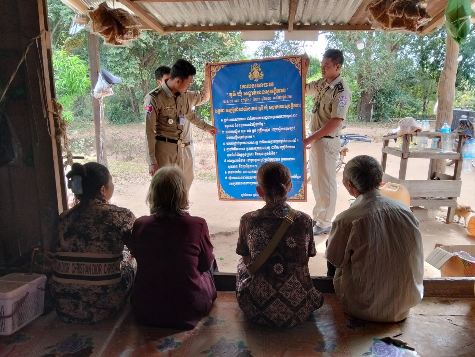 កម្លាំងប៉ុស្តិ៍នគរបាលរដ្ឋបាលឃុំជីផាត បានចុះធ្វេីការផ្សព្វផ្សាយគោលនយោបាយភូមិឃុំមានសុវត្ថិភាពទាំង៧ចំនុចនិងចែកអត្តសញ្ញាណប័ណ្ណ​សញ្ជាតិខ្មែរជូនប្រជាពលរដ្ឋតាមខ្នងផ្ទះ