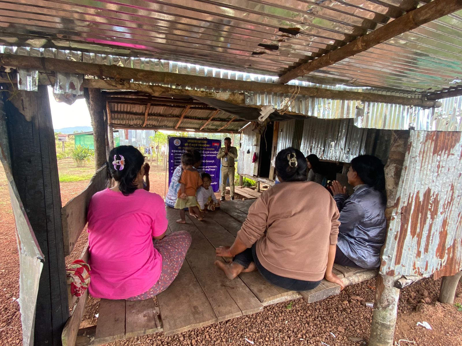 កម្លាំងប៉ុស្ដិ៍នគរបាលរដ្ឋបាលឬស្សីជ្រុំ បានចុះល្បាតក្នុងមូលដ្ឋានបានធ្វើការផ្សព្វផ្សាយគោលនយោបាយភូមិ ឃុំមានសុវត្ថិភាពទាំង៧ចំនុច