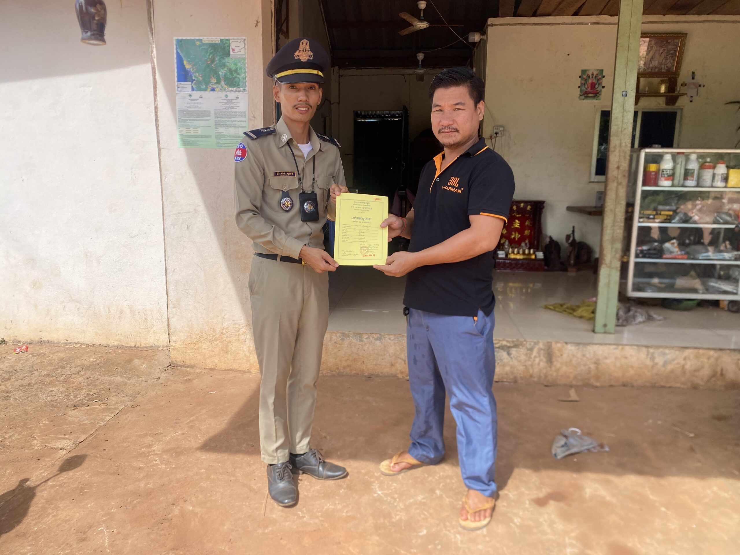 កម្លាំងប៉ុស្តិ៍នគរបាលរដ្ឋបាលឃុំជីផាត បានចុះល្បាតក្នុងមូលដ្ឋាននិងផ្តល់សៀវភៅស្នាក់នៅ(ក២)ចំនួន០២ក្បាលជូនប្រជាពលរដ្ឋតាមខ្នងផ្ទះ