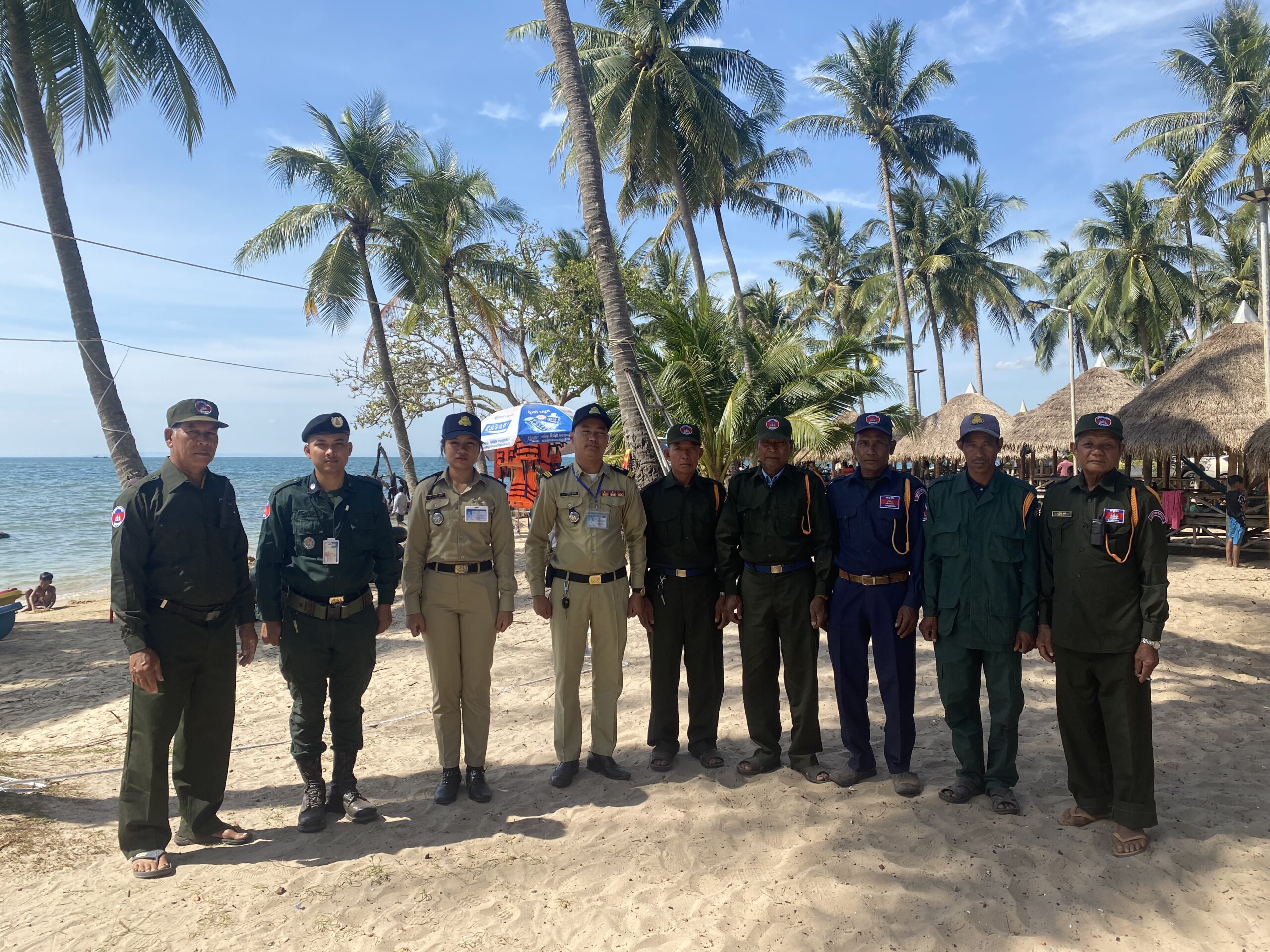លោក​អនុសេនីយ៍​ឯក​ សឿង​ ចំរេីន ​បាន​ ដឹកនាំ​កម្លាំង​ល្បាតក្នុងមូលដ្ឋានដេីម្បីការពារ​ សន្តិសុខ​ សុវត្ថិភាព​ ជូន​បងប្អូន​ប្រជាពលរដ្ឋ​ និង​ភ្ញៀវ​ទេសចរណ៍​ជាតិ​ អន្តរជាតិ​ ធ្វេី​ដំណេីមកកម្សាន្តនៅតាម​ ឆ្នេរ​នានា​ ស្ថិតក្នុងឃុំជ្រោយស្វាយ​ ស្រុកស្រែអំបិល​ខេត្ត​កោះកុង​