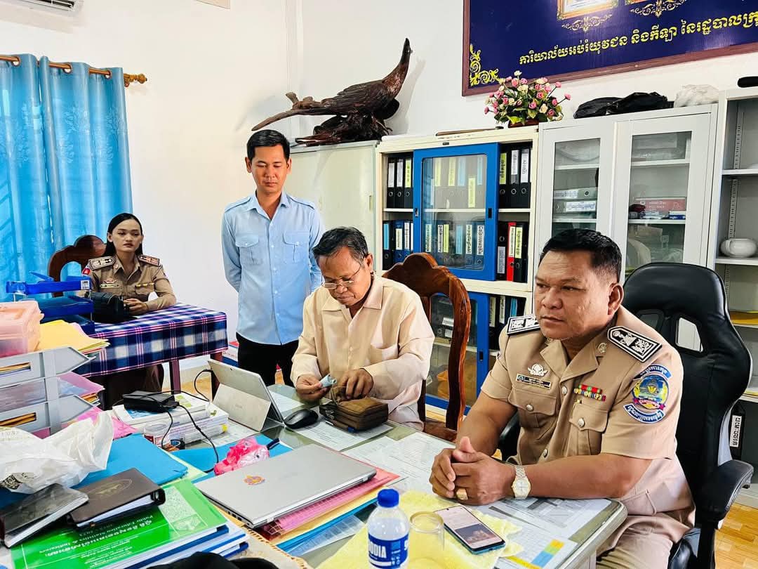 លោក ប្រាក់ គឿន ប្រធានការិយាល័យអប់រំបអប់រំ យុវជន និងកីឡា បានដឹកនាំ លោក លោកស្រីអនុប្រធាន និងនាយក នាយិកាសាលាបឋមសិក្សាក្នុងក្រុងទាំងអស់ អញ្ជើញចូលរួកិច្ចប្រជុំជាមួយក្រុមការងារមន្ទីរមុខងារសាធារណៈខេត្តកោះកុង