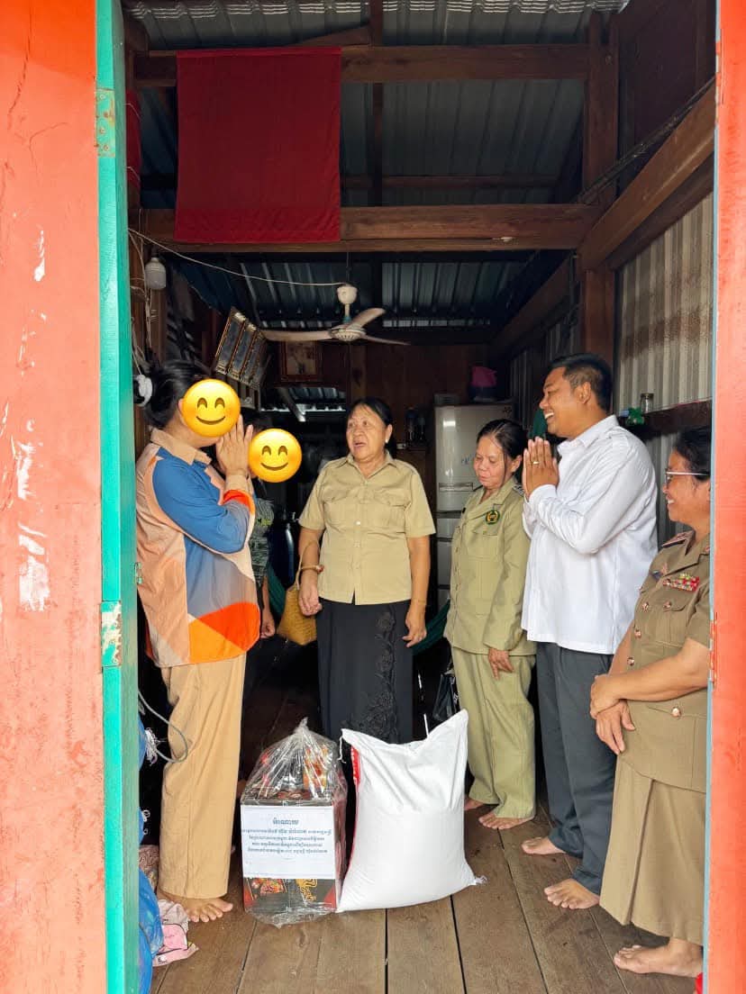 លោក គង់ សំរិទ្ធ ប្រធានមន្ទីរសង្គមកិច្ច អតីតយុទ្ធជន និងយុវនីតិសម្បទាខេត្តកោះកុង បានអញ្ជើញចុះសួរសុខទុក្ខគ្រួសារកុមារីឈ្មោះ អ.ស.ម អាយុ ១៤ឆ្នាំ ជាកុមារីរងគ្រោះ ស្ថិតនៅស្រុកគិរីសាគរ