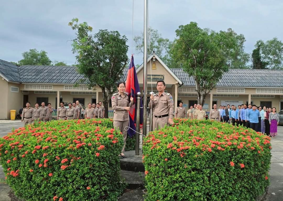 គណៈអភិបាល និងមន្ត្រីនៃរដ្ឋបាលក្រុងខេមរភូមិន្ទអនុវត្តគោរពទង់ជាតិ នៃព្រះរាជាណាចក្រកម្ពុជា