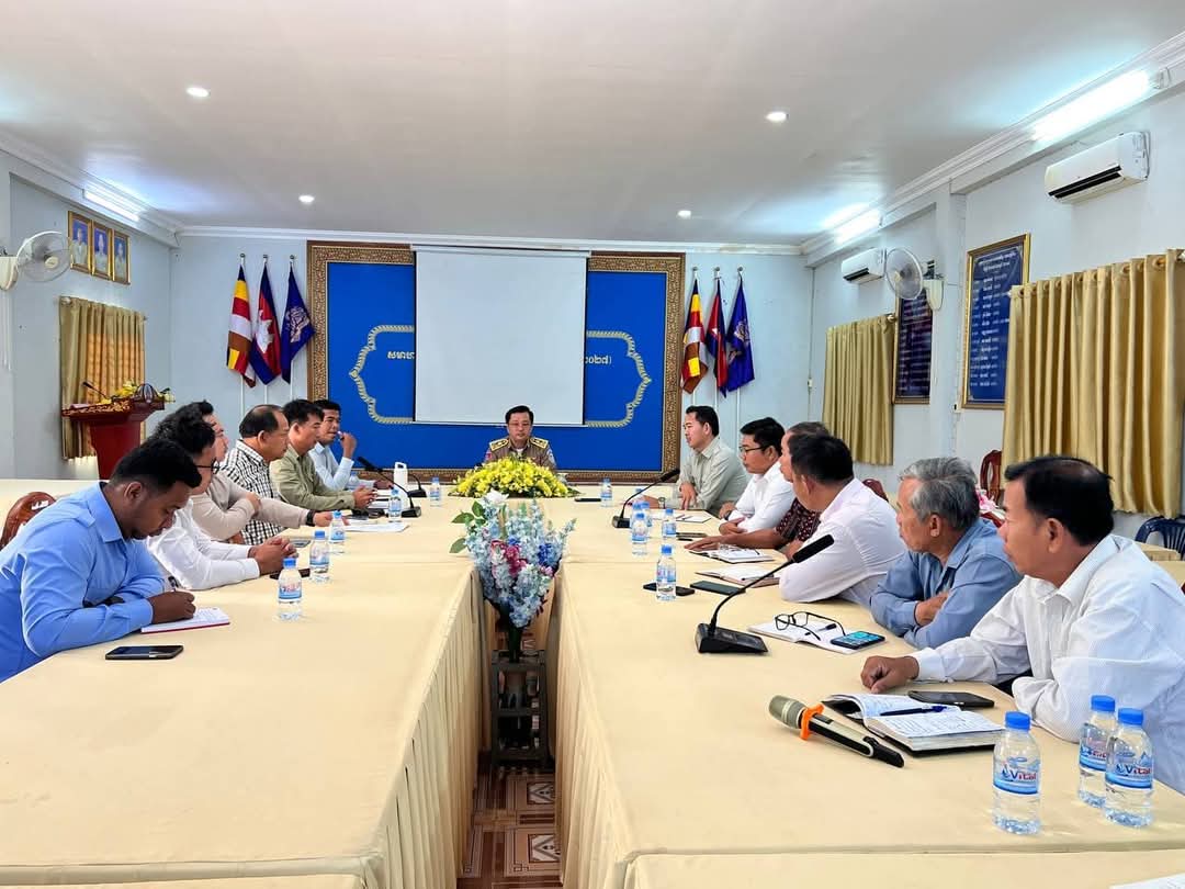 លោក ឈឹម ចិន អភិបាលស្ដីទី នៃគណៈអភិបាលក្រុងខេមរភូមិន្ទ និង លោក សាក់ រ៉ាវី នាយករងរដ្ឋបាល ព្រមទាំងមន្ត្រីពាក់ព័ន្ធ បានអញ្ជើញចូលរួមកិច្ចប្រជុំ និងចុះពិនិត្យទីតាំងដីសម្រាប់រៀបចំអាងប្រព្រឹត្តិកម្មទឹកកខ្វក់ក្រុងខេមរភូមិន្ទ