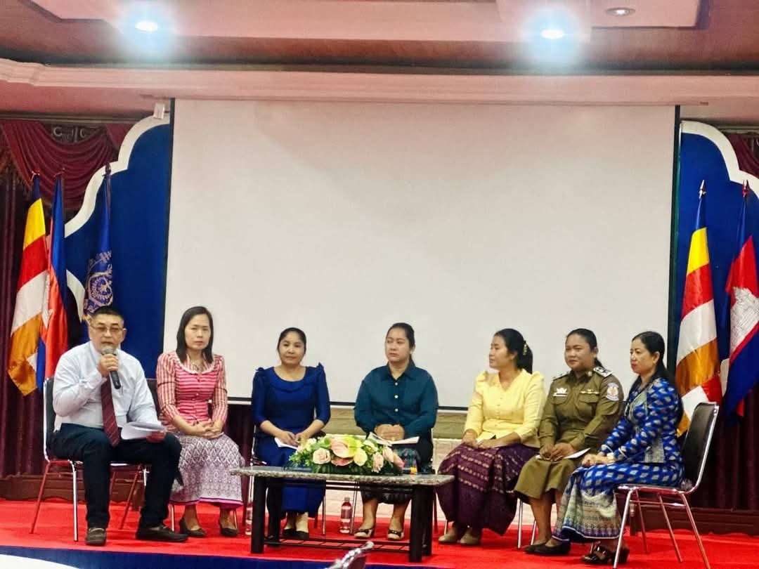 លោកស្រី ស៊ិន ចរិយា អភិបាលរង នៃគណៈអភិបាលក្រុងខេមរភូមិន្ទ បានអញ្ជើញចូលរួមសិក្ខាស្ដីពី ការត្រួតពិនិត្យលទ្ធផល នៃកាអនុវត្តគម្រោងអាហារូបត្ថម្ភនៅកម្ពុជាប្រចាំ ឆ្នាំ២០២៤