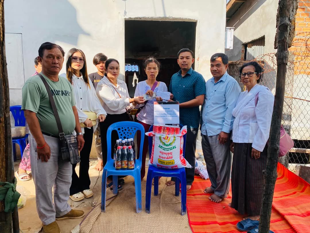 លោក គង់ សំរិទ្ធ ប្រធានមន្ទីរសង្គមកិច្ច អតីតយុទ្ធជន និងយុវនីតិសម្បទាខេត្តកោះកុង បានចូលរួមរំលែកទុក្ខយ៉ាងក្រៀមក្រំបំផុតចំពោះគ្រួសារសពកុមារី ឈឿន កុលាប (ហៅ ងើយ) ដែលបានលង់ទឹកសមុទ្រស្លាប់ បច្ចុប្បន្នសពតំកល់ធ្វើបុណ្យនៅភូមិ១ សង្កាត់ដងទង់ ក្រុងខេមរភូមិន្ទ ខេត្តកោះកុង