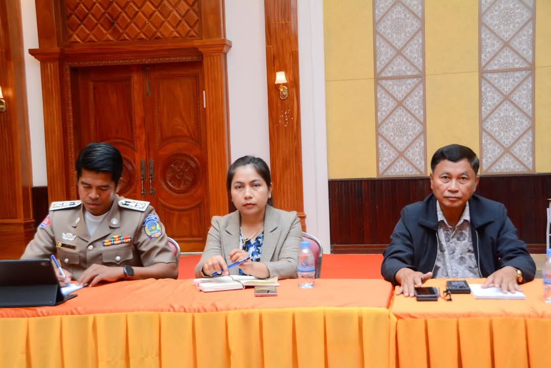 លោកស្រី ទួត ហាទីម៉ា អភិបាល នៃគណៈអភិបាលស្រុកថ្មបាំង និងលោក វ៉ាន់ សុខ ប្រធានការិយាល័យដែនដី នគរូបនីយកម្ម សំណង់ និងភូមិបាលស្រុក ព្រមទាំងរដ្ឋបាលឃុំទាំង៦ នៃស្រុកថ្មបាំង បានអញ្ជើញចូលរួមកិច្ចប្រជុំកំណត់ព្រំប្រទល់រដ្ឋបាលខេត្ត ក្រុង ស្រុក ឃុំ សង្កាត់ ដែលពុំទាន់មានភាពច្បាស់លាស់