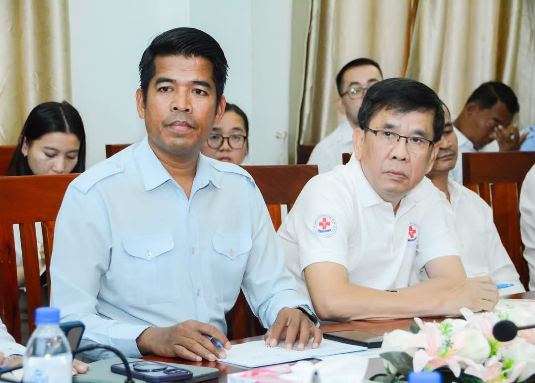 លោក ឈឹម ចិន អភិបាលស្ដីទី នៃគណៈអភិបាលក្រុងខេមរភូមិន្ទ និងលោក លោកស្រីចៅសង្កាត់ទាំងបី បានអញ្ជើញចូលរួមកិច្ចប្រជុំពិភាក្សាត្រៀមចុះពិនិត្យព្យាបាលជំងឺ និងចែកឱសថជូនប្រជាពលរដ្ឋផ្ដល់សេវាដោយឥតគិតថ្លៃ ដែលជាបេសកកម្មរបស់ក្រុមការងារគ្រូពេទ្យស្ម័គ្រចិត្ត ឯកឧត្តម ហ៊ុន ម៉ានី
