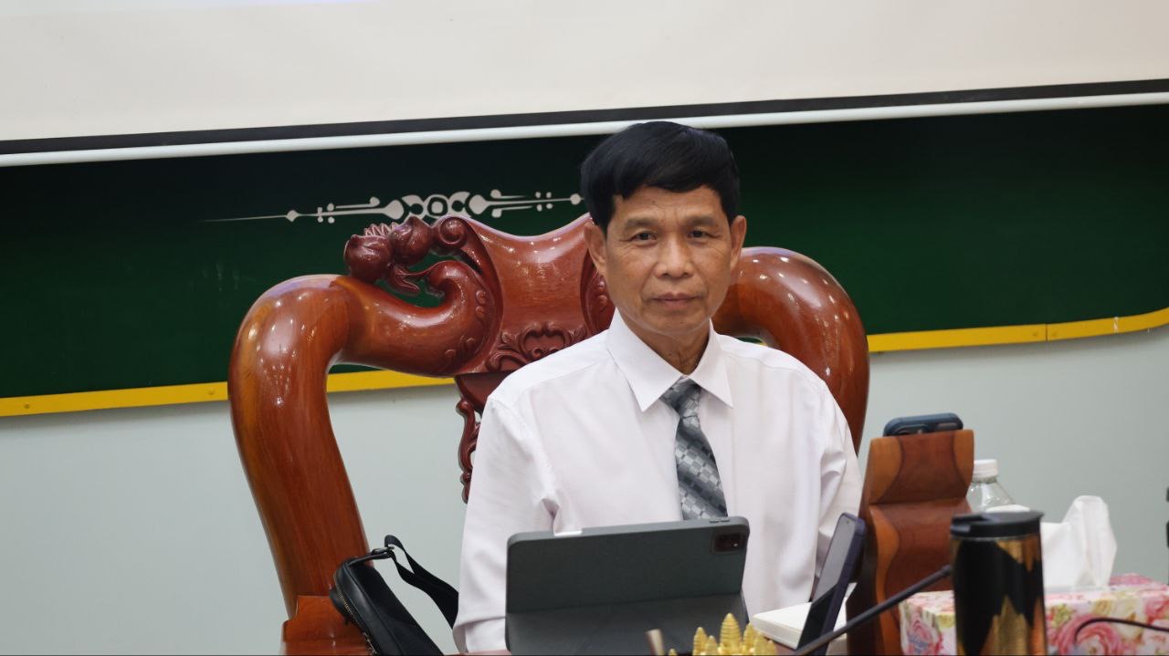 ថ្នាក់ដឹកនាំ មន្ទីរសុខាភិបាលខេត្តកោះកុង ការិយាល័យទាំងបួន មន្ទីរពេទ្យបង្អែក ការិយាល័យស្រុកប្រតិបត្តិ និងមណ្ឌលសុខភាព បានចូលរួមវគ្គបណ្ដុះបណ្ដាលភាពជាអ្នកដឹកនាំ និងនវានុវត្តន៍ ក្រោមអធិបតីភាពដ៏ខ្ពង់ខ្ពស់ ឯកឧត្ដមសាស្រ្តាចារ្យ ឈាង រ៉ា រដ្ឋមន្ត្រីក្រសួងសុខាភិបាល តាមរយៈប្រព័ន្ធវីដេអូ zoom