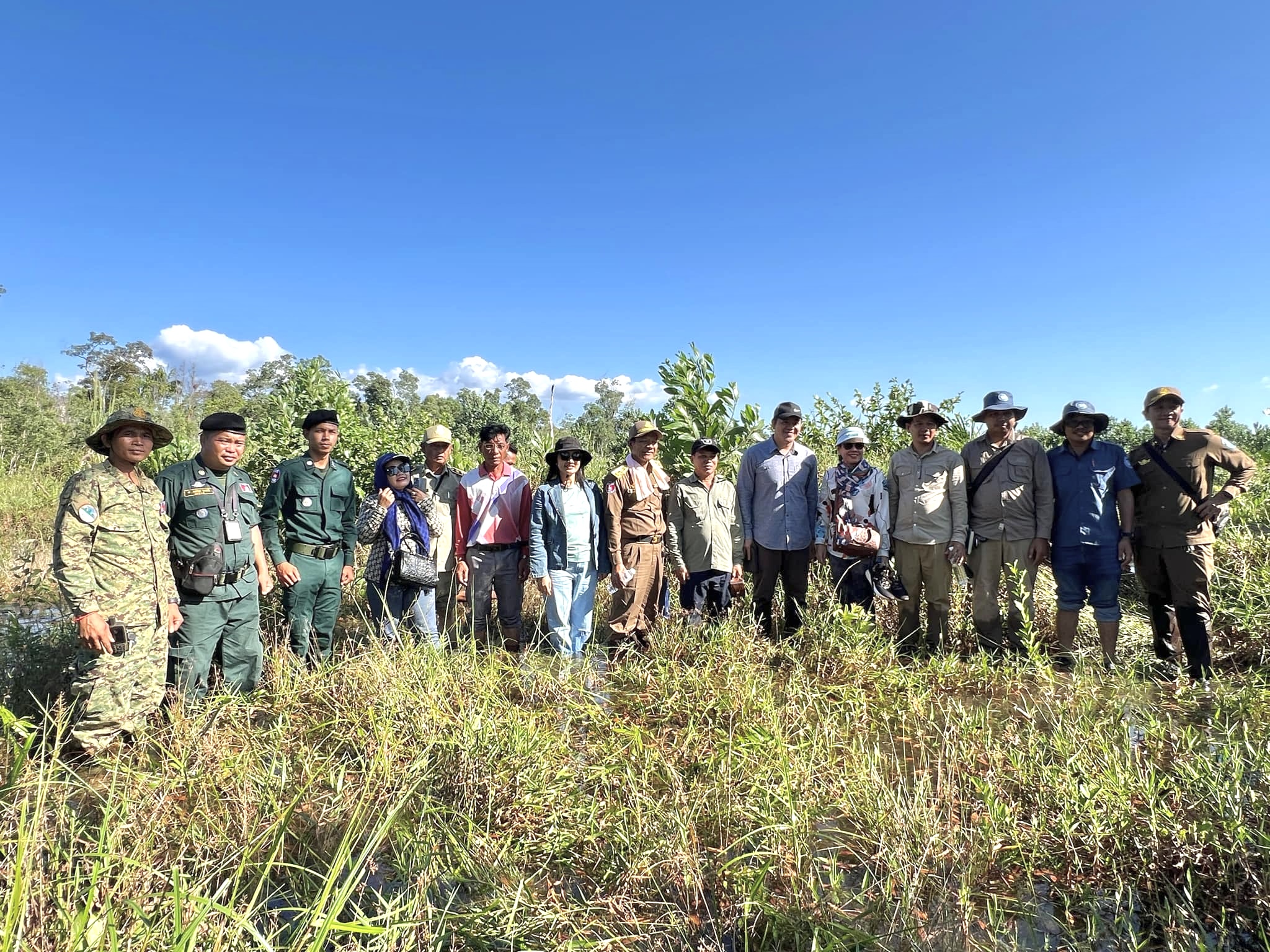លោក លៀង សាម៉ាត មេឃុំត្រពាំងរូង និងលោក សុខ ព្រីង មេភូមិកោះកុងក្នុង រួមជាមួយកម្លាំងប៉ុស្តិ៍នគរបាលរដ្ឋបាលឃុំត្រពាំងរូង បានចូលរួមប្រជុំពិភាក្សា និងចុះពិនិត្យទីតាំងដីដែលប្រជាពលរដ្ឋឈ្មោះ ម៉ុក ស៊ីនួន ស្នើសុំ ចុះបញ្ជីដីធ្វើវិញ្ញាបនបត្រសម្គាល់ម្ចាស់អចលនវត្ថុ ដីទំហំ ៦១ ២០០ម៉ែត្រការ៉េ ស្ថិតនៅភូមិកោះកុង ក្នុង ឃុំត្រពាំងរូង ក្រោមការដឹកនាំលោក ឈេង សុវណ្ណដា អភិបាលរង នៃគណៈអភិបាលខេត្តកោះកុង