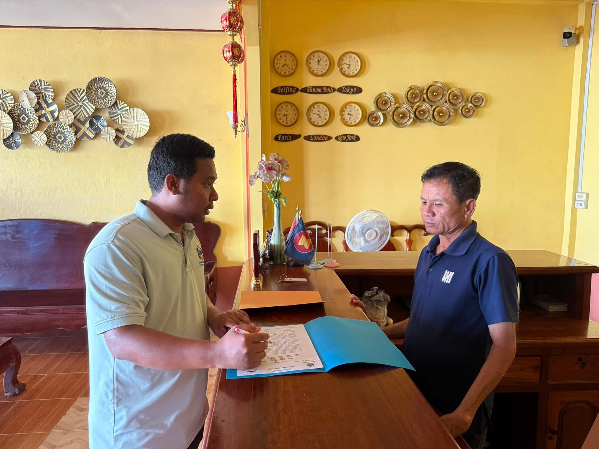 មន្ត្រីមន្ទីរទេសចរណ៍ចុះផ្សព្វផ្សាយសេចក្តីជូនដំណឹងដល់ប្រតិបត្តិករទេសចរណ៍ក្នុងក្រុងខេមរភូមិន្ទ