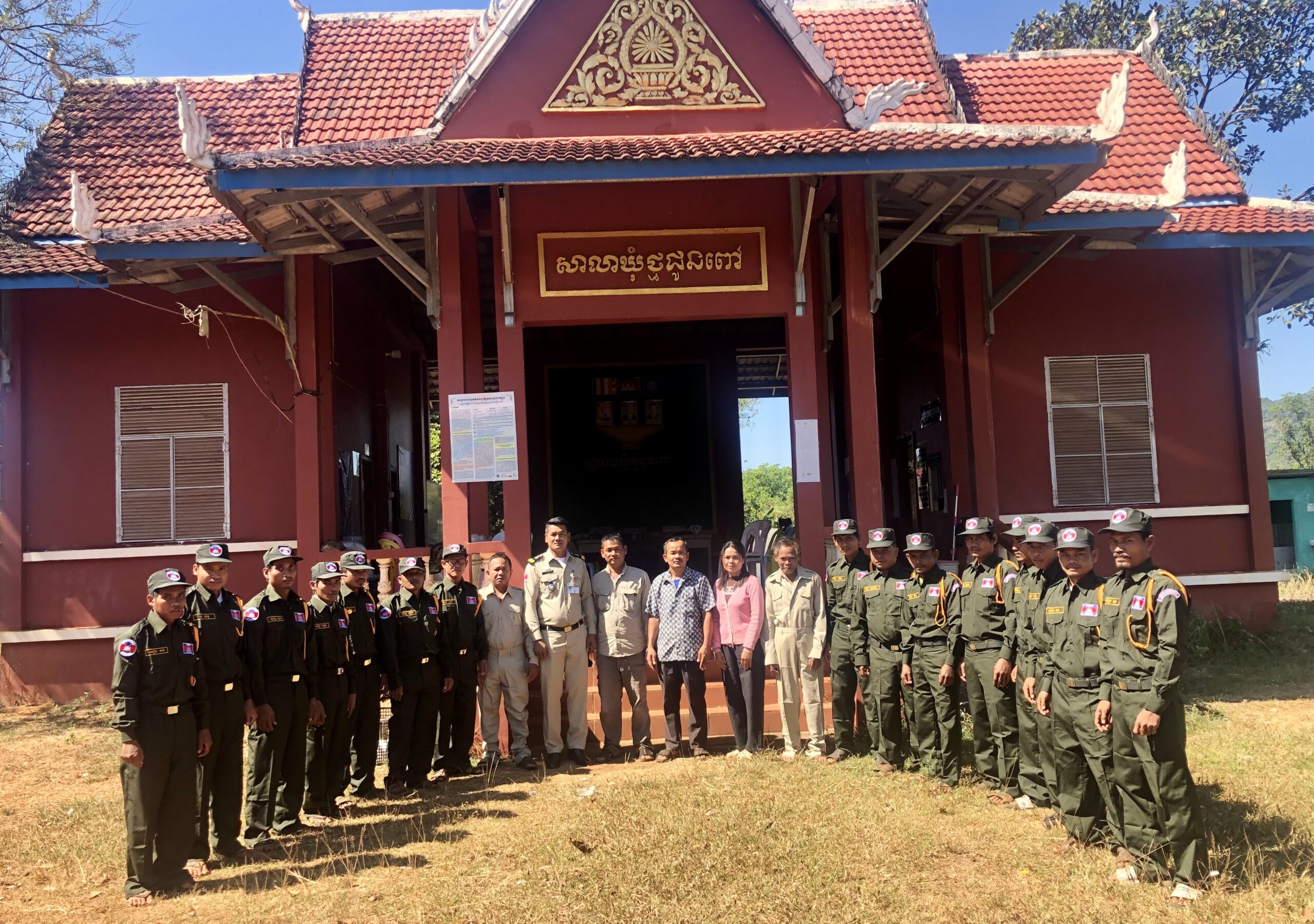 រដ្ឋបាលឃុំថ្មដូនពៅ បានសហកាជាមួយលោក មាន នឿន និងក្រុមគ្រួសាផ្ដល់ជាសម្លៀកបំពាក់ប្រជាការពារនៅក្នុងឃុំ