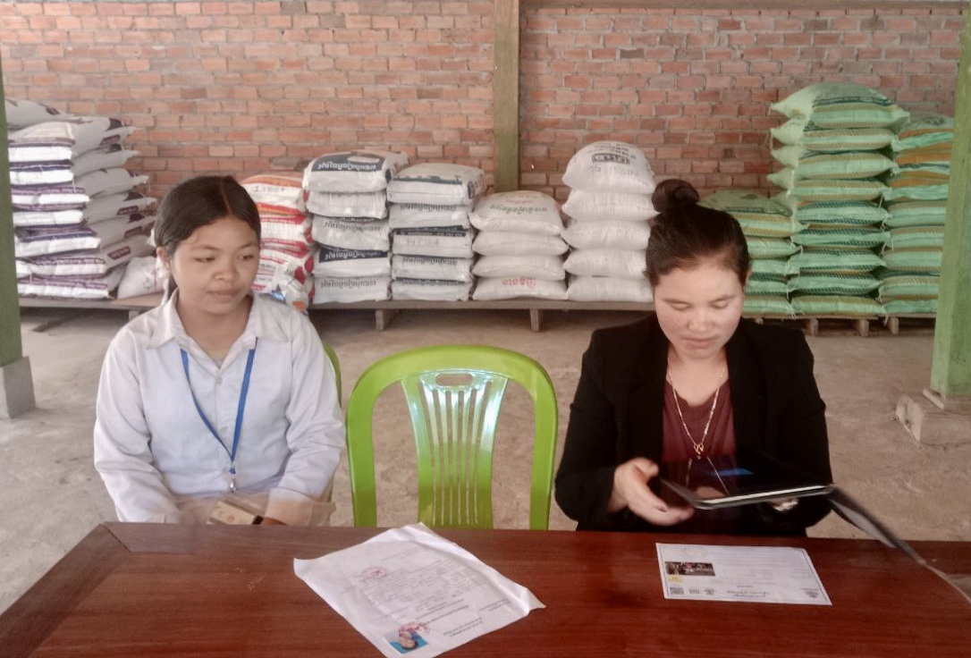 លោកស្រី មៀច ប៉ីញ ក្រុមប្រឹក្សាឃុំ ជាអ្នកទទួលបន្ទុកកិច្ចការនារី និងកុមារឃុំ បានបញ្ចូលទិន្នន័យ សិស្សអាហារូបករណ៍