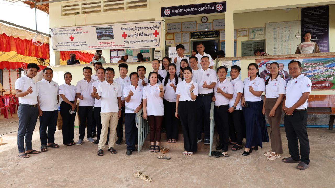 ឯកឧត្តមវេជ្ជបណ្ឌិត ទៅ ម៉ឹង ប្រធានមន្ទីរសុខាភិបាលនៃរដ្ឋបាលខេត្តកោះកុង និងជាប្រធានប្រតិបត្តិក្រុមការងារ គ្រូពេទ្យស្ម័គ្រចិត្តឯកឧត្តម ហ៊ុន ម៉ានី ខេត្តកោះកុង បានដឹកនាំក្រុមការងារគ្រូពេទ្យស្ម័គ្រចិត្តឯកឧត្តម ហ៊ុន ម៉ានី ខេត្តកោះកុងនាំយកអំណោយថ្នាំពេទ្យដ៏ថ្លៃថ្លារបស់ ឯកឧត្តម ហ៊ុន ម៉ានី បានចុះអប់រំ ផ្សព្វផ្សាយពីវិធីបង្ការជំងឺឆ្លងផ្សេងៗ ព្រមទាំងពិនិត្យនិង ព្យាបាលជំងឺជូនប្រជាជនដោយឥតគិតថ្លៃ នៅមណ្ឌលសុខភាពស្រែអំបិល ឃុំស្រែអំបិល ស្រុកស្រែអំបិល ខេត្តកោះកុង ដោយសហការជាមួយរដ្ឋបាលខេត្តកោះកុង រដ្ឋបាលស្រុកស្រែអំបិល អ