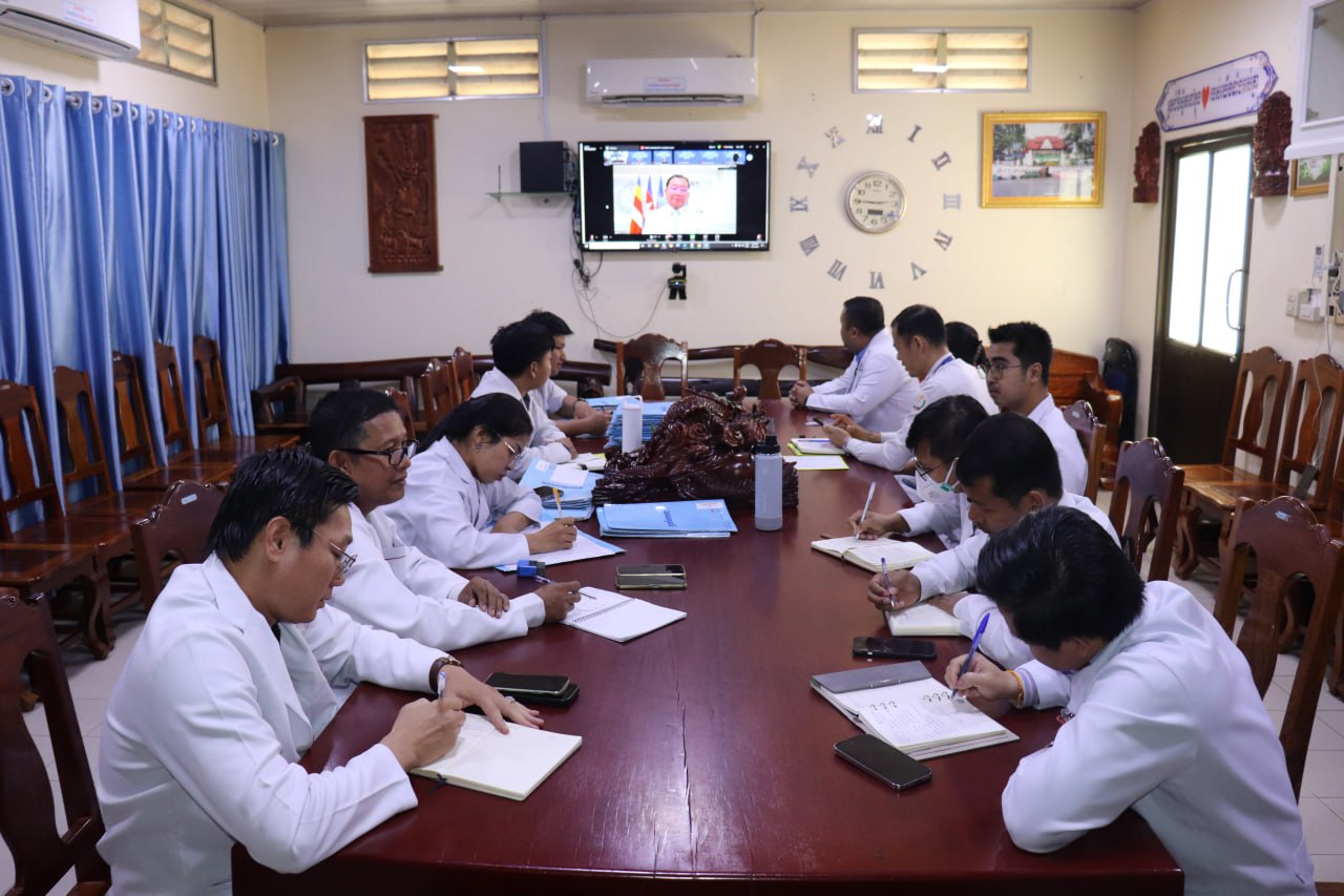 ថ្នាក់ដឹកនាំមន្ទីរពេទ្យ និងថ្នាក់ដឹកនាំផ្នែកនៃមន្ទីរពេទ្យបង្អែកខេត្តកោះកុង ចូលរួមវគ្គបណ្ដុះបណ្ដាលស្ដីអំពី “ភាពជាអ្នកដឹកនាំ និងនវានុវត្តន៍ សម្រាប់ពង្រឹងអង្គភាពសុខាភិបាលឆ្នាំ២០២៤” តាមប្រព័ន្ធនិម្មិត Zoom សប្ដាហ៍បន្ត ។