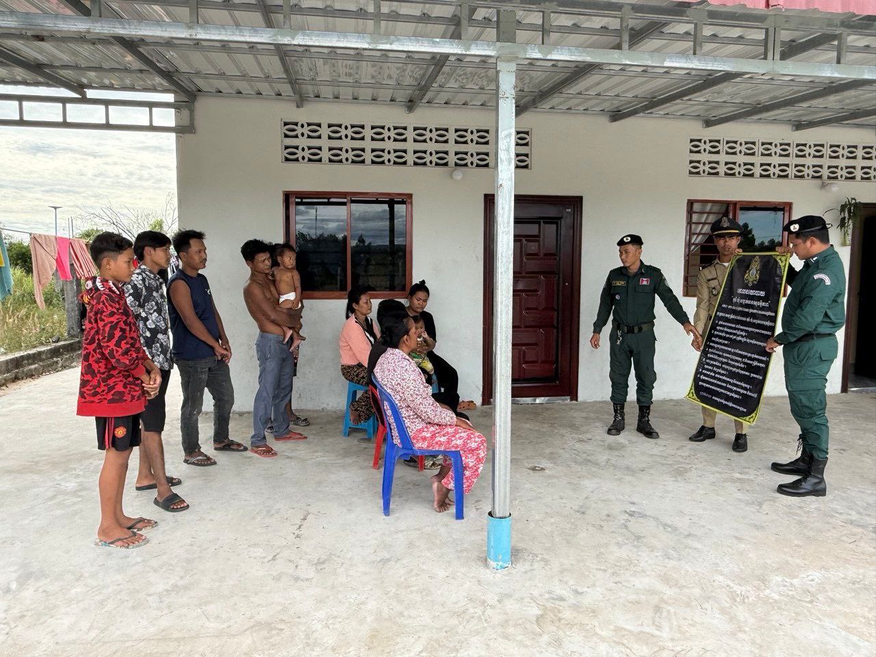 កម្លាំងប៉ុស្តិ៍នគរបាលរដ្ឋបាលស្ទឹងវែង សហការជាមួយអាជ្ញាធរ បានចុះធ្វើការផ្សព្វផ្សាយវេទិកាសាធារណៈគោលនយោបាយភូមិ ឃុំ-សង្កាត់មានសុវត្ថិភាពទាំង៧ចំនុច ជូនដល់បងប្អូន អ៊ំពូមីងប្រជាពលរដ្ឋ ស្ថិតនៅភូមិស្ទឹងវែង សង្កាត់ស្ទឹងវែង ក្រុងខេមរភូមិន្ទ