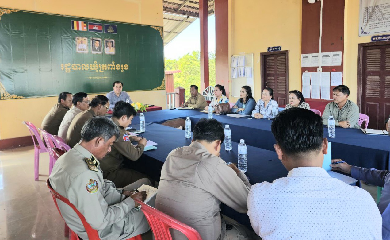 លោក ឈេង សុវណ្ណដា អភិបាលរង នៃគណៈអភិបាលខេត្តកោះកុង តំណាងលោកជំទាវអភិបាលខេត្ត បានដឹកនាំកិច្ចប្រជុំពិភាក្សា និងចុះពិនិត្យទីតាំងដី ដែលប្រជាពលរដ្ឋឈ្មោះ ម៉ុក សុីនួន ស្នើសូមវាស់វែង និងចុះបញ្ជីដីធ្វើវិញ្ញាបនត្រសម្គាល់អចលនវត្ថុ ដីទំហំ ៦១.២០០ ម៉ែត្រការ៉េ ដែលស្ថិតក្នុងភូមិកោះកុងក្នុង ឃុំត្រពាំងរូង ស្រុកកោះកុង ខេត្តកោះកុង
