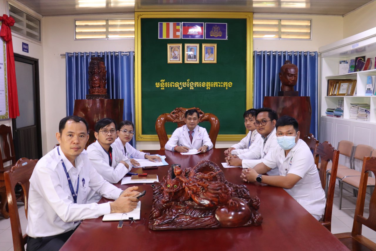 ថ្នាក់ដឹកនាំ និងមន្ត្រីមន្ទីរពេទ្យបង្អែកខេត្តកោះកុង ចូលរួមសិក្ខាសាលាផ្សព្វផ្សាយកម្មវិធីបណ្ដុះបណ្ដាលកម្រិតមូលដ្ឋានស្ដីអំពី ការសម្អាតបរិស្ថានក្នុងមូលដ្ឋានព្យាបាល និងថែទាំសុខភាព តាមប្រព័ន្ធនិម្មិត Zoom។