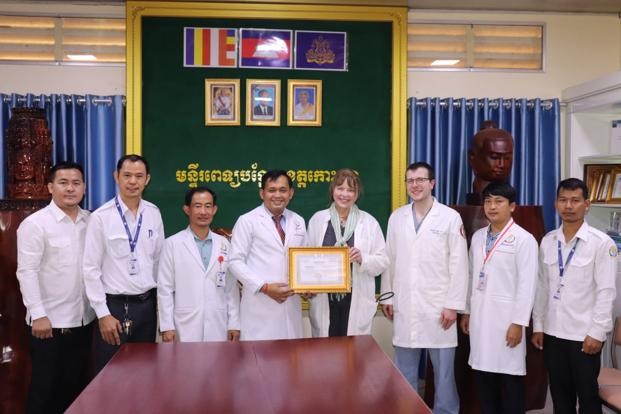 គ្រូពេទ្យស្ម័គ្រចិត្តជនជាតិអាមេរិក ជំនាញសរសៃប្រសាទ (Neurologist) និងជំនាញអេកូសាស្ត្រ បានសហការជាមួយក្រុមគ្រូពេទ្យបង្អែកខេត្តកោះកុង ផ្ដល់សេវាពិនិត្យ ព្យាបាលជំងឺជូនប្រជាជននៅមន្ទីរពេទ្យបង្អែកខេត្តកោះកុង ។