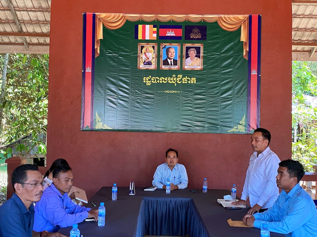 លោក ផេង ផល អភិបាលរង នៃគណៈអភិបាលស្រុកថ្មបាំង បានអញ្ជើញដឹកនាំកិច្ចប្រជុំ ដើម្បីពិនិត្យ និងវាយតម្លៃស្នើតែងតាំង នាយក នាយិការរង នាយករង សាលាបឋមសិក្សាជីផាត