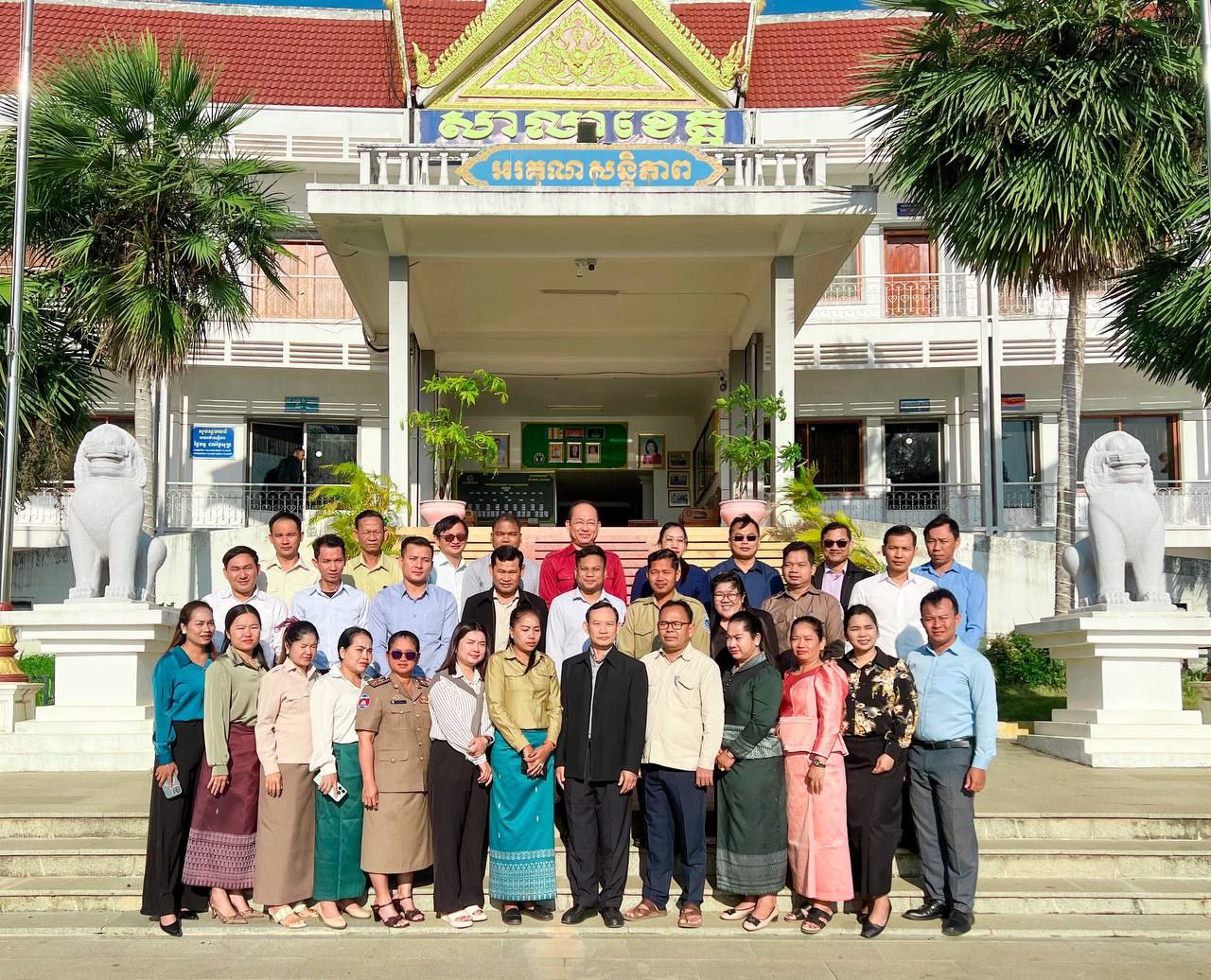 លោកស្រី ស៊ិន ចរិយា អភិបាលរង នៃគណៈអភិបាលក្រុងខេមរភូមិន្ទ លោក ឡុង សុខហេងប្រធានការិយាល័យផែនការ និងគាំទ្រសង្កាត់ និងលោក សួន លីហ្វុង ប្រធានការិយាល័យលេខាក្រុមប្រឹក្សា បានអញ្ជើញចូលរួម វគ្គបណ្តុះបណ្តាលរម្លឹកស្តីពីការ វាយតម្លៃមូលនិធិគាំទ្រការផ្តល់សេវាឃុំ សង្កាត់ នៃគម្រោងអាហារូបត្ថម្ភនៅកម្ពុជា