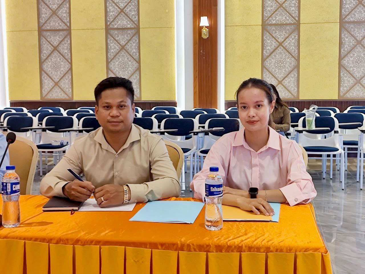 លោក ឈឺន ភស្ដារ អភិបាលរង នៃគណៈអភិបាលស្រុកថ្មបាំង បានដឹកនាំ លោក លោកស្រីប្រធានការិយាល័យ មន្ត្រីការិយាល័យ និងមន្រ្តីកិច្ចសន្យា ចូលរួមកិច្ចប្រជុំត្រួតពិនិត្យ និងវាយតម្លៃការងារផ្តល់សេវាប័ណ្ណព្រំដែនកម្ពុជា-ថៃ តាមបណ្តាក្រុង ស្រុក នៃខេត្តកោះកុង