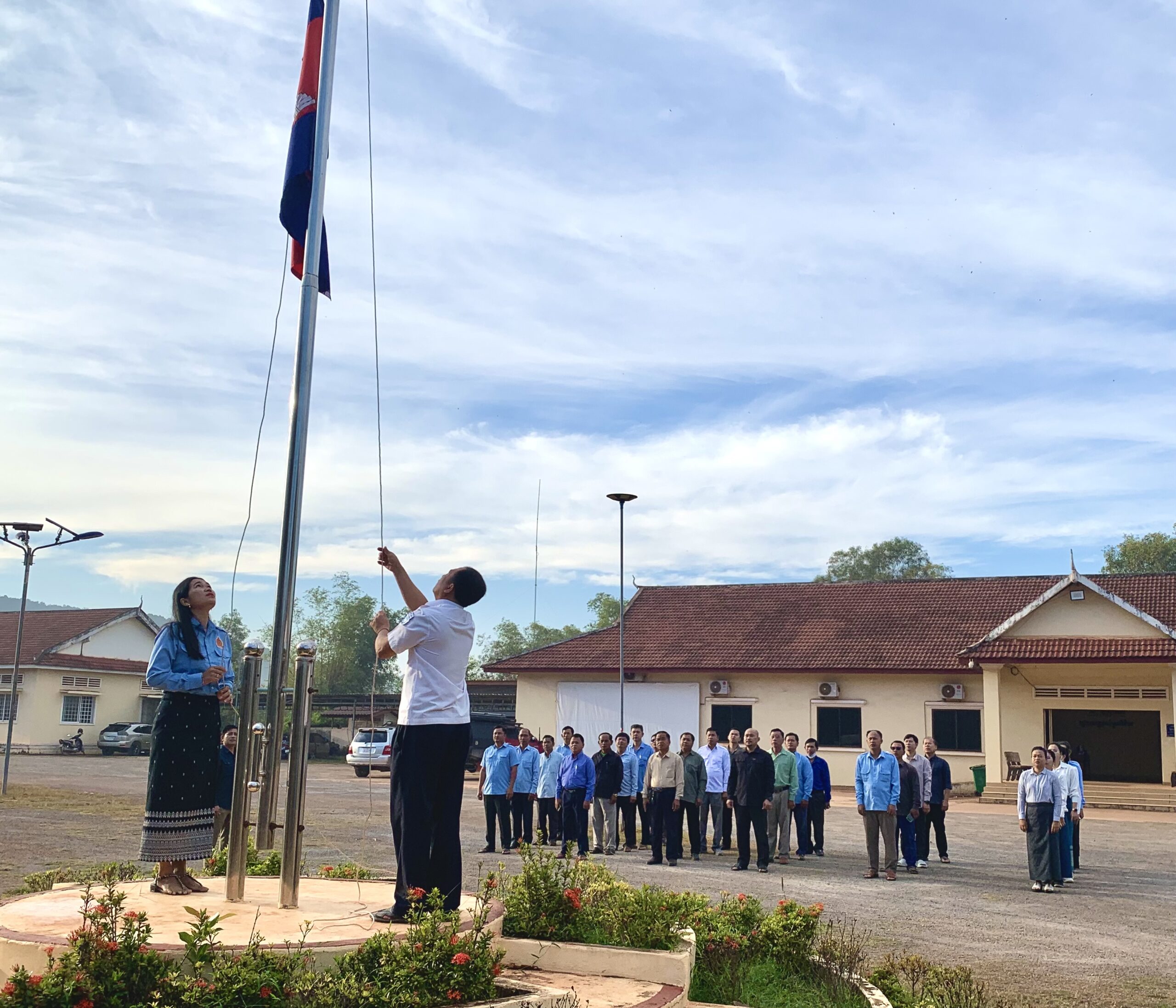 មន្រ្តីរាជការសាលាស្រុកស្រែអំបិល បានរៀបចំគោរព ទង់ជាតិ នៃព្រះរាជាណាចក្រកម្ពុជា នៅសាលាស្រុកស្រែអំបិល ខេត្តកោះកុង។