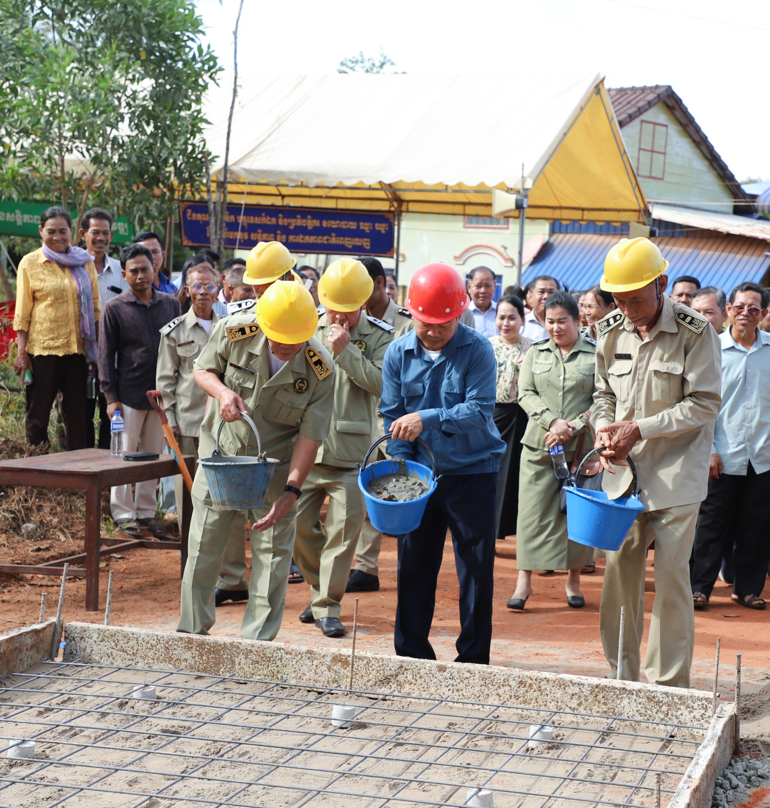 លោក ម៉ាស់ សុជា ប្រធានក្រុមប្រឹក្សាស្រុក និងលោក ជា ច័ន្ទកញ្ញា អភិបាល នៃគណៈអភិបាលស្រុកស្រែអំបិល បានអញ្ជើញជាអធិបតីក្នុងពិធិបើកការដ្ឋានសាងសង់ផ្លូវបេតុអាមេ ចំនួន ០១ខ្សែ មូលនិធិស្រុកស្រែអំបិល ឆ្នាំ ២០២៤