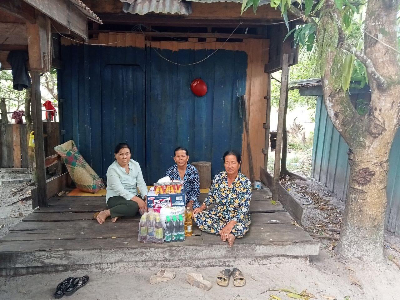 លោកស្រី ផៃ ទួន សមាជិក ក្រុមប្រឹក្សាទទួលបន្ទុកកិច្ចកានារីនឹងកុមារឃុំតានូន បានសហការជាមួយ លោកស្រីសមាជិក ភូមិបាក់រនាស់ ចុះសួរសុខទុក្ខគ្រួសារក្រីក្រដែលមានជីវភាពខ្វះខាតចំនួន២គ្រួសារ
