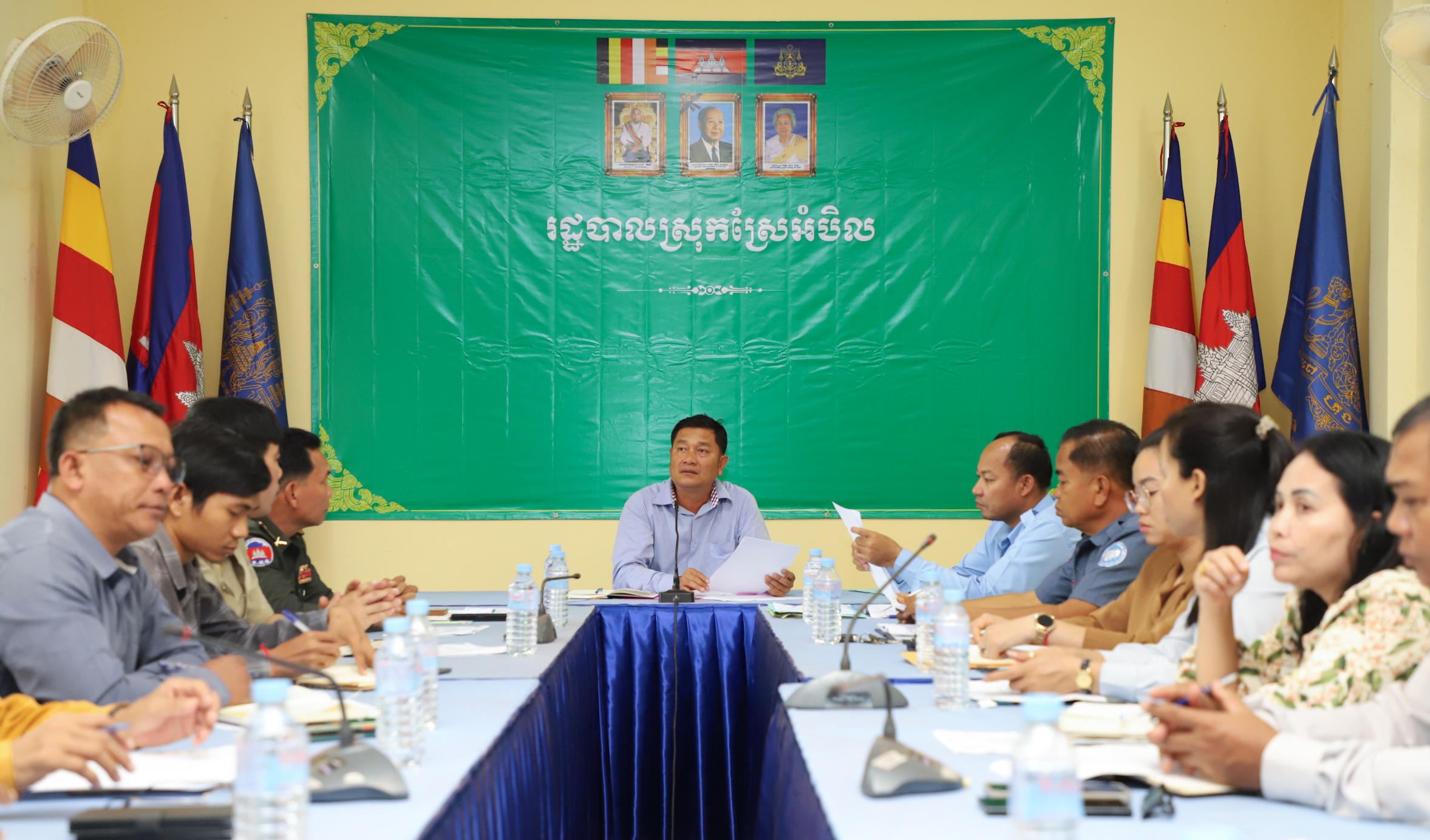 លោក ហុង ប្រុស អភិបាលរងស្រុក តំណាង លោក ជា ច័ន្ទកញ្ញា អភិបាល នៃគណៈអភិបាលស្រុកស្រែអំបិលបានដឹកនាំកិច្ចប្រជុំពិភាក្សាអំពីការទន្ទ្រានកាន់កាប់ដីរដ្ឋក្នុងភូមិសាស្ត្រស្រុកស្រែអំបិល