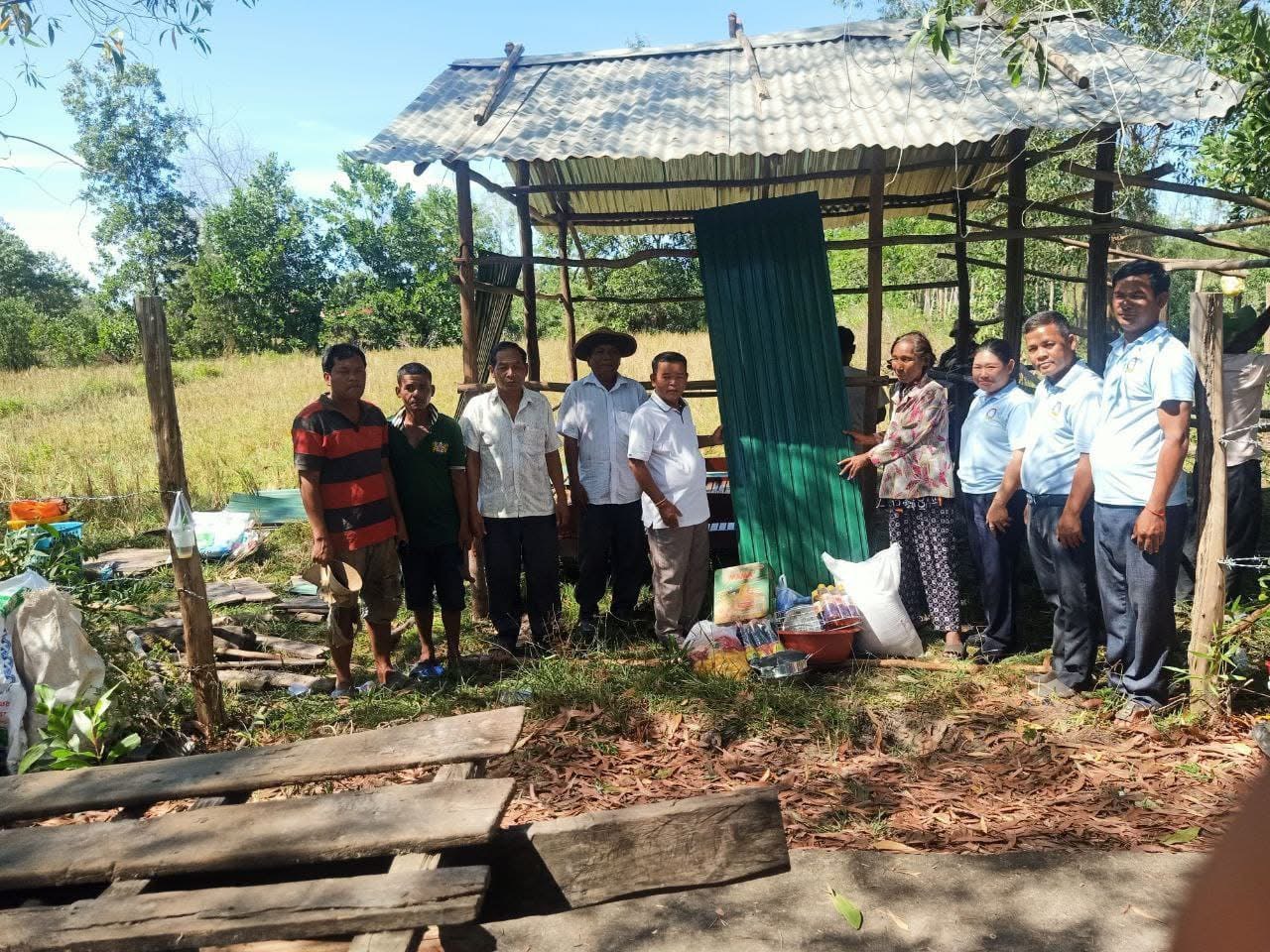 លោក ហ៊ុយ សំណាង មេឃុំកណ្តោល បានដឹកនាំក្រុមប្រឹក្សាឃុំ មេភូមិ សមាជិកភូមិ សហការជាមួយ សមាជិកស.ស.យ.កឃុំ នាំយកស័ង្កសីចំនួន២៥សន្លឹក និងដែកគោលជួយសាងសង់ប្រក់ដំបូងផ្ទះប្រជាពលរដ្ឋមួយគ្រួសារ ឈ្មោះ ឌុក យៀន ភេទស្រីអាយុ ៥៦ ឆ្នាំ ដែលកំពុងជួបការលំបាក និងមានមានជីវភាពខ្វះខាត រស់នៅភូមិតាំកន់ ឃុំកណ្តោល ស្រុកបូទុមសាគរ ខេត្តកោះកុង