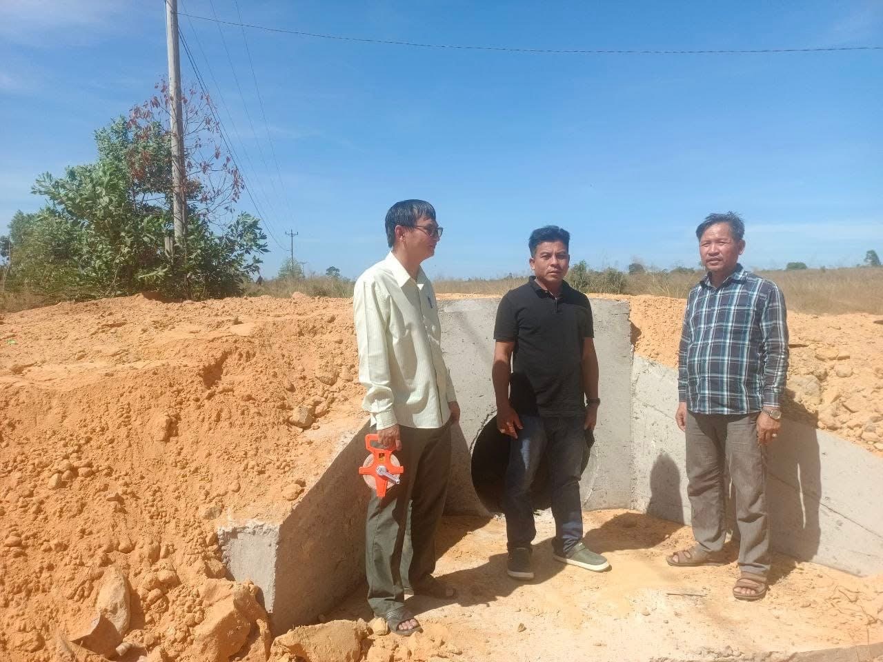លោក វ៉ន វ៉ាត មេឃុំតានូន បានដឹកនាំក្រុមប្រឹក្សាឃុំ និង មេភូមិ ព្រែកខ្យង ចូលរួមសហការជាមួយមន្ត្រីបច្ចេកទេស ខេត្ត ចុះពិនិត្យគម្រោងសាងសង់ផ្លូវបេតុងអាមេ០១ខ្សែរ នៅភូមិព្រែកខ្យង នឹងលូ ចំនួន០២កន្លែង ស្ថិតនៅភូមិតានូន និងភូមិទួលពោធិ៍ ឃុំតានូន ស្រុកបូទុមសាគរ ខេត្តកោះកុង