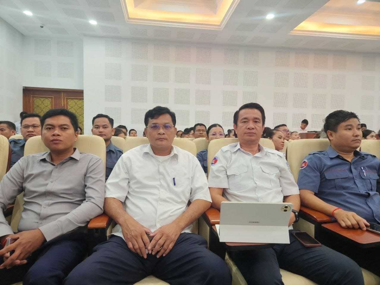 លោក ហាក់ បូរ៉ា ប្រធានការិយាល័យរៀបចំដែនដី នគរូបនីយកម្មសំណង់និងភូមិបាល បានចូលរួមវគ្គបណ្តុះបណ្តាលស្តីពីការដាក់សេវាលក់ផ្តាច់ ហ៊ីប៉ូតែក និងបញ្ចាំតាមប្រព័ន្ធអនឡាញ ក្រោមអធិបតីភាពលោកជំទាវ សេង សុមេត្តា រដ្ឋលេខាធិការនិងជាប្រធានក្រុមការងាររៀបចំសេវាសាធារណៈរបស់ក្រសួងរៀបចំដែនដី នគរូបនីយកម្មនិងសំណង់ នៅទីស្តីការក្រសួងរៀបចំដែនដី នគរូបនីយកម្មនិងសំណង់
