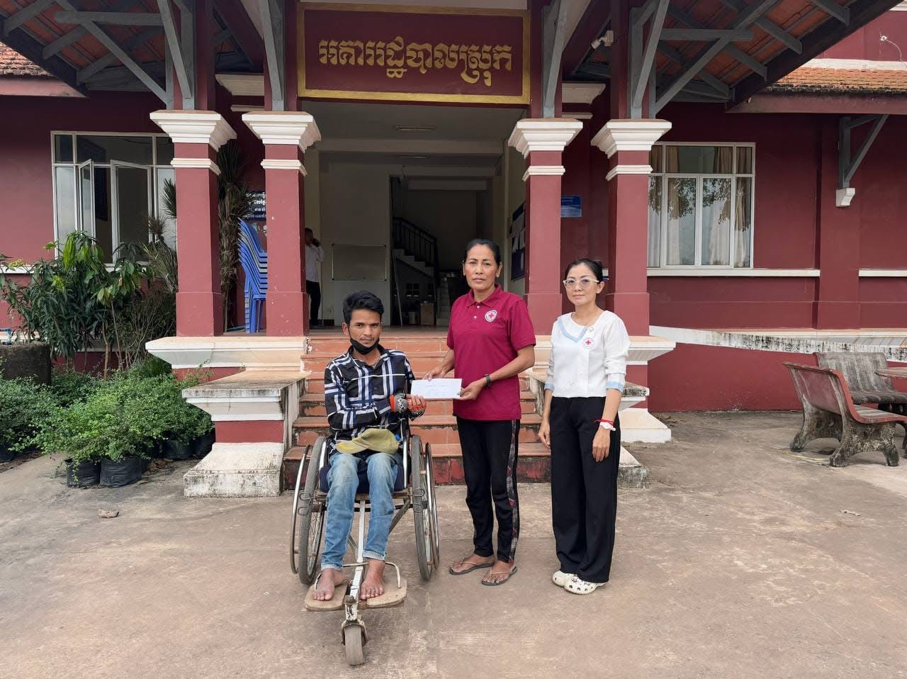 លោកស្រី អុិន សោភ័ណ្ឌ សមាជិកក្រុមប្រឹក្សាស្រុក និងជាអនុប្រធាន គណៈកម្មាធិការអធិការអនុសាខាកាកបាទក្រហមកម្ពុជាស្រុក តំណាងលោកប្រធានគណៈកម្មាធិការអនុសាខាកាកបាទក្រហមកម្ពុជាស្រុកបូទុមសាគរ និងលោស្រីប៊ួយ ដានី មន្រ្តីប្រចាំការ បានចូលរួមឧបត្ថម្ភថវិកាជូន លោក អ៊ិត ប៉ែន ជាជនមានពិការភាព និងមានជំងឺប្រចាំកាយត្រង់ចំណុចឆ្អឹងខ្នង និងស្វិតជើងទាំងសងខាង បានមកព្យាបាលនៅខេត្តកោះកុង ដោយមានការខ្វះខាតថវិកាក្នុងការធ្វើដំណើត្រឡប់ទៅស្រុកកំណើត នៅខេត្តបន្ទាយមានជ័យ