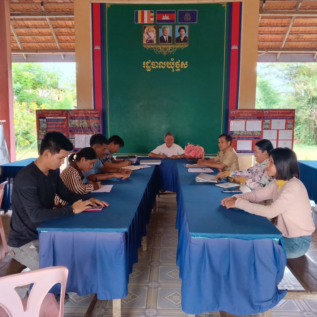 លោក អាន ចាន់គង្គារ និង លោក ទេពទ្រឹម ឈុំ សមាជិកក្រុមការងារអាហារូបត្ថម្ភថ្នាក់ស្រុក បានចុះផ្តល់ការគាំទ្រដល់អ្នកអនុវត្តសំខាន់ៗនៃគម្រោងអាហារូបត្ថម្ភថ្នាក់ឃុំនៃរដ្ឋបាលឃុំថ្មស សម្រាប់ធ្វើការវាយតម្លៃឆមាសទី២ឆ្នាំ២០២៤