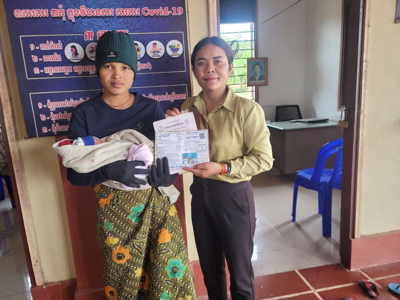 លោកស្រី ង៉ែ ដា ជំទប់ទី១ និងជាអ្នកទទួលបន្ទុកកិច្ចការស្ត្រី និងកុមារឃុំបានអនុម័តចុះឈ្មោះជូនស្រ្តីមានផ្ទៃពោះនិងសម្រាលកូន ចូលទៅក្នុងកម្មវិធីជាតិជំនួយសង្គម ក្នុងកញ្ចប់គ្រួសារ ដែលមានប័ណ្ណសមធម៌ ចំនួន:០២នាក់