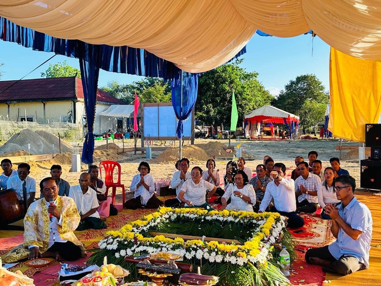 លោកស្រី គ្រី សោភ័ណ ប្រធានក្រុមប្រឹក្សាស្រុក និងលោក ខេង សំខាន់ អភិបាលស្តីទី បានដឹកនាំមន្រ្តីនៃរដ្ឋបាលស្រុកបូទុមសាគរ ដើម្បីចូលរួមកិច្ចពិធីក្រុងពលីក្នុងពិធីបុណ្យសម្ពោធឆ្លងក្លោងទ្វារនិងបញ្ចុះបឋមសិលាកសាងកុដិថ្មីនៅវត្តគិរីបូទុមហៅវត្តតាអុក ស្ថិតនៅភូមិប្រទាល ឃុំអណ្តូងទឹក ស្រុកបូទុមសាគរ