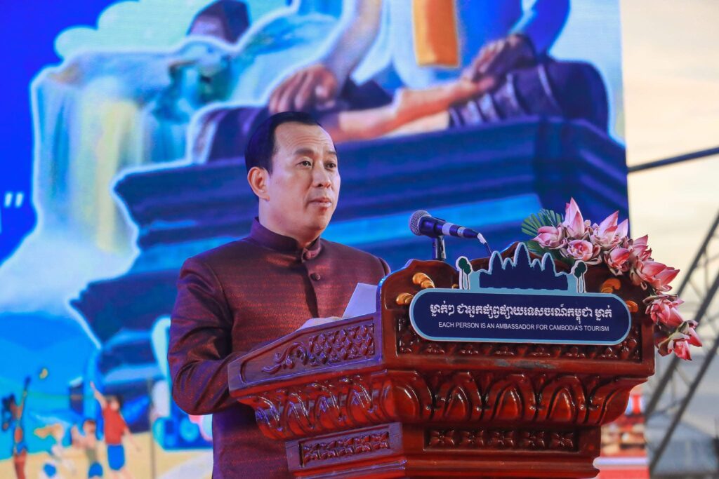 លោកស្រី​ សម្បូរ​ សុភា​ប្រធានមន្ទីរវប្បធម៌​និងវិចិត្រសិល្ប:ខេត្តកោះកុង​ បានអញ្ជេីញចូលរួមក្នុង​ ពិធី​ បិទបុណ្យសមុទ្រ​ លេីកទី១១​ ជុំទី៣​ នៅខេត្តកំពត
