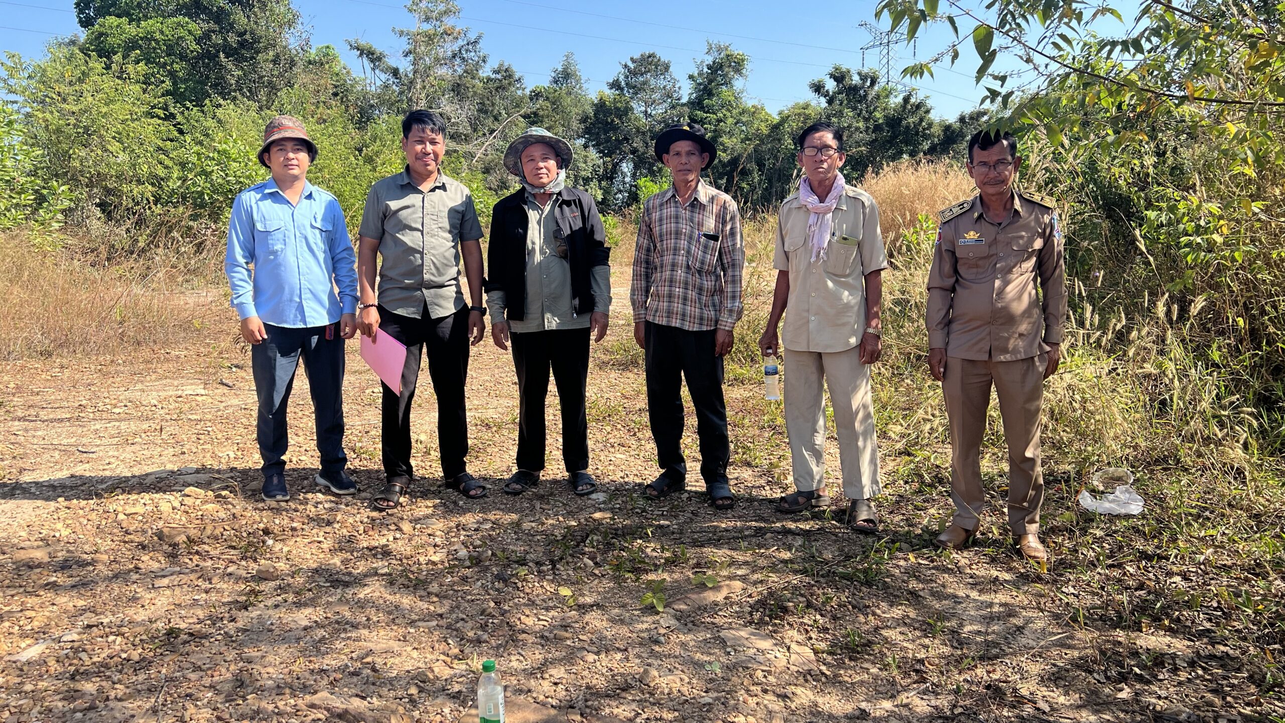 លោក រ៉ែម សុធារ នាយករងរដ្ឋបាល បានដឹកនាំក្រុមការងារស្រុកសហការជាមួយអាជ្ញាធរភូមិឃុំអណ្តូងទឹក ចុះពិនិត្យទីតាំងស្នើសូមអនុញ្ញាតិ សម្អាតដីចំការមួយកន្លែង មានទីតាំងដីស្នើសុំស្ថិតនៅភូមិជីមាល ឃុំអណ្តូងទឹក ស្រុកបូទុមសាគរ ខេត្តកោះកុង