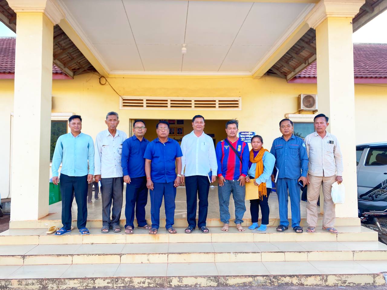 លោក ហុង ប្រុស អភិបាលស្តីទីស្រុកស្រែអំបិល ដឹកនាំកិច្ចប្រជុំ ពិភាក្សា ករណីទិញលក់ដីមិនទាន់ផ្ទេរកម្មសិទ្ធិ ០១ កន្លែង ស្ថិតនៅភូមិសាលាម្នាង ឃុំបឹងព្រាវ